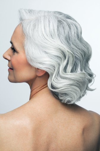 Femme mature aux cheveux ondulés.  | Photo : Getty Images