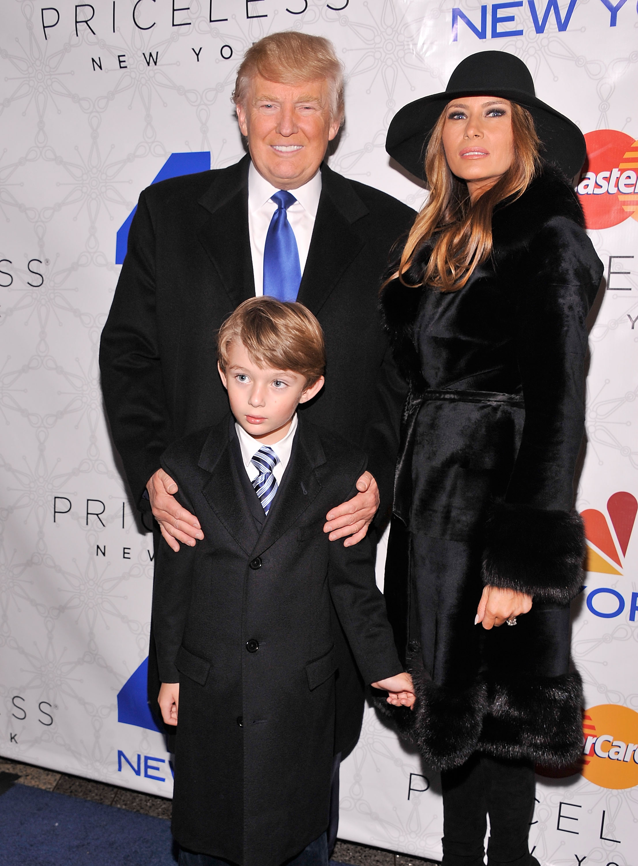 Donald, Melania et Barron Trump assistent à la soirée d'illumination de l'arbre de Noël du Rockefeller Center au Rock Center Cafe, le 30 novembre 2011, à New York. | Source : Getty Images
