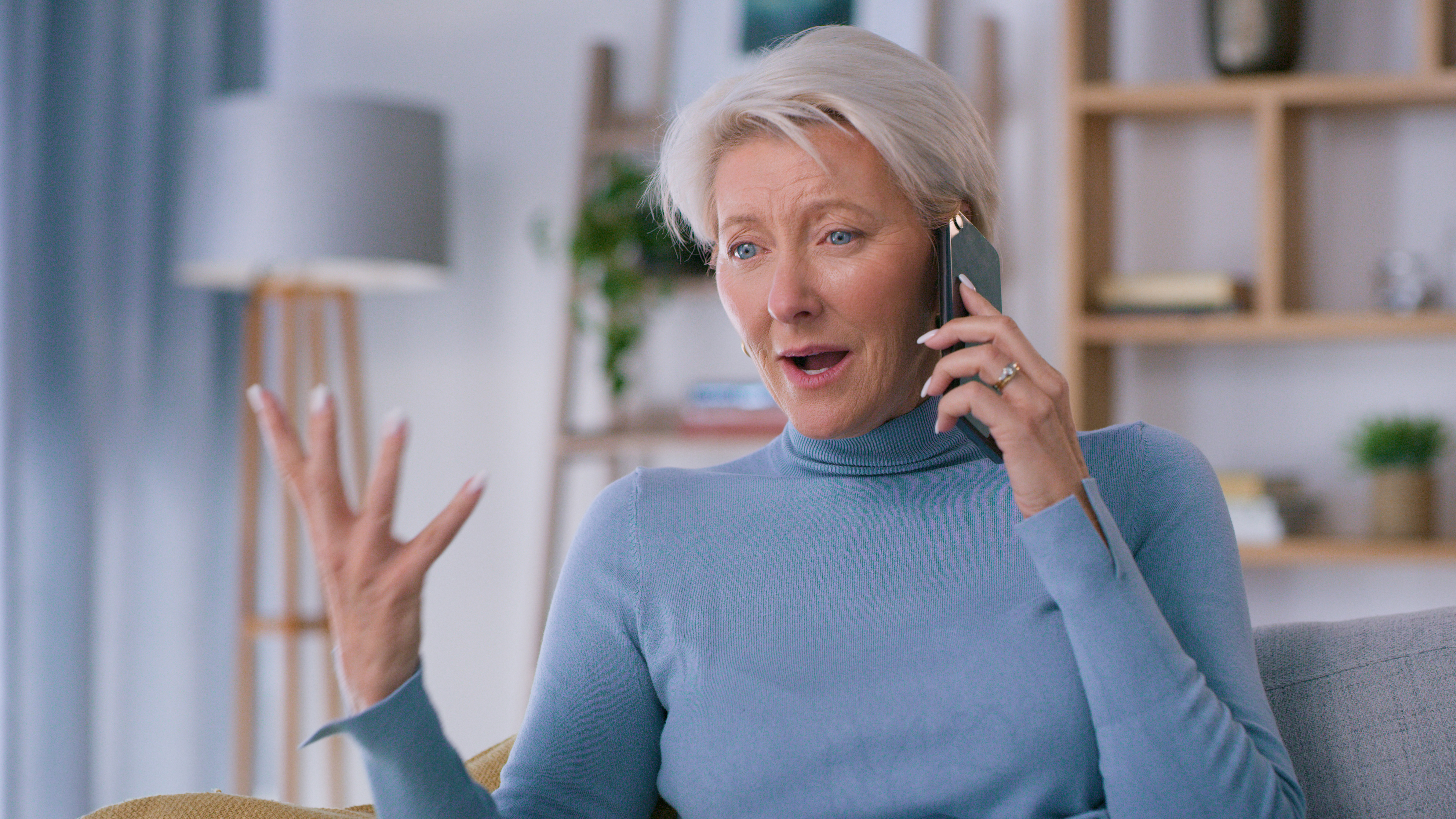Femme âgée frustrée, en train de parler au téléphone | Source : Getty Images
