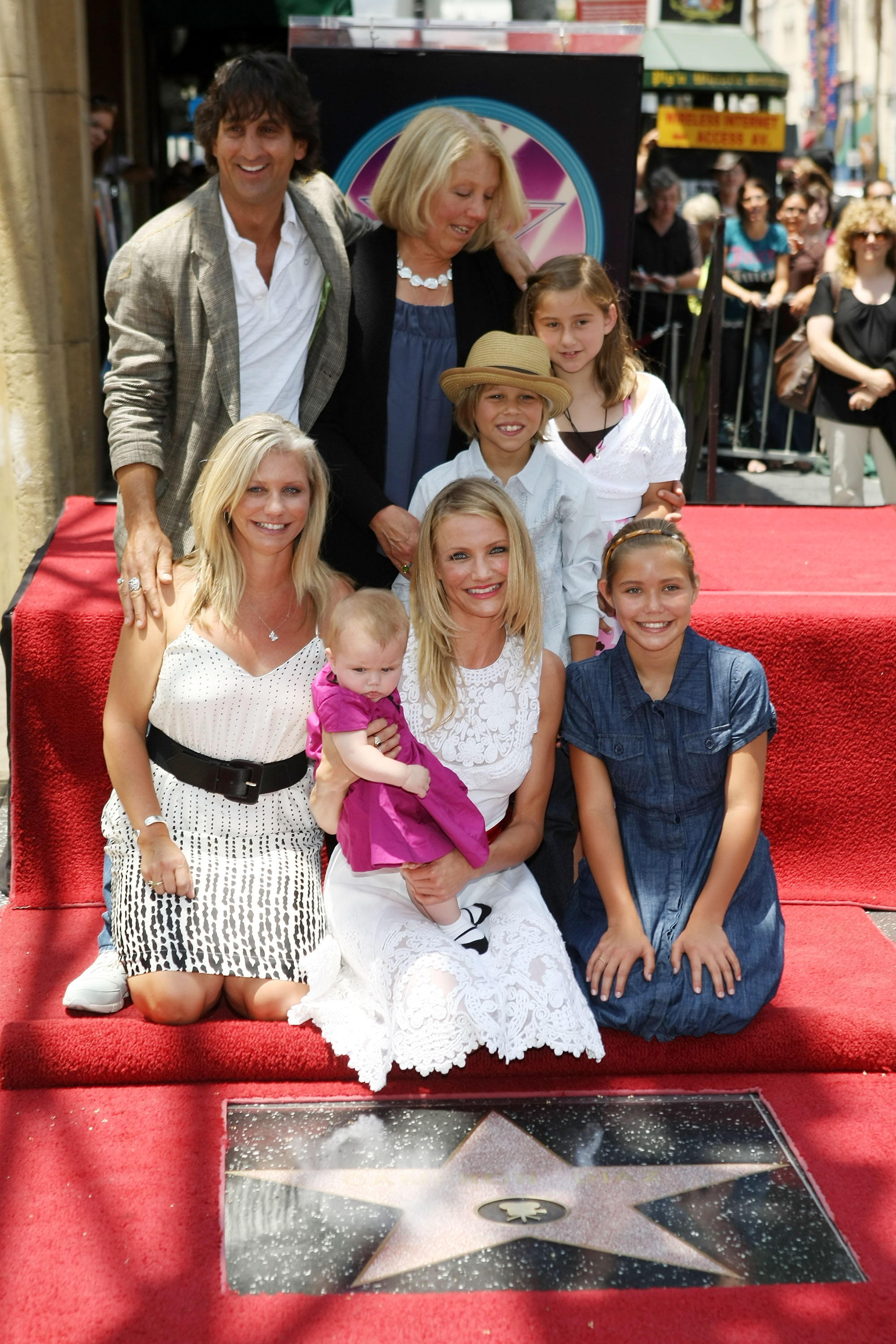 L'actrice Cameron Diaz et sa famille assistent à la cérémonie de remise d'une étoile sur le Hollywood Walk of Fame le 22 juin 2009 à Hollywood, Californie. | Source : Getty Images