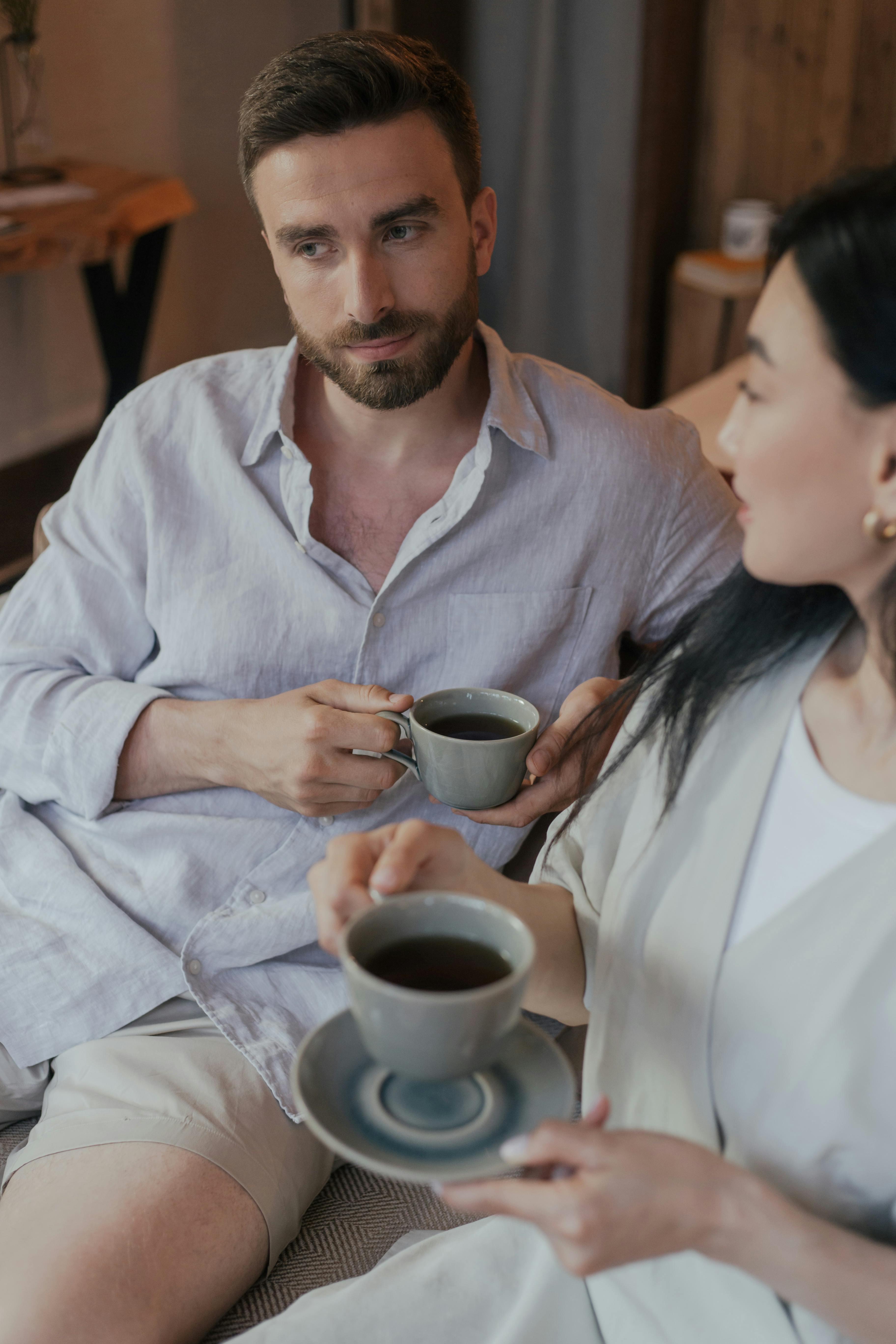 Couple prenant un café | Source : Pexels