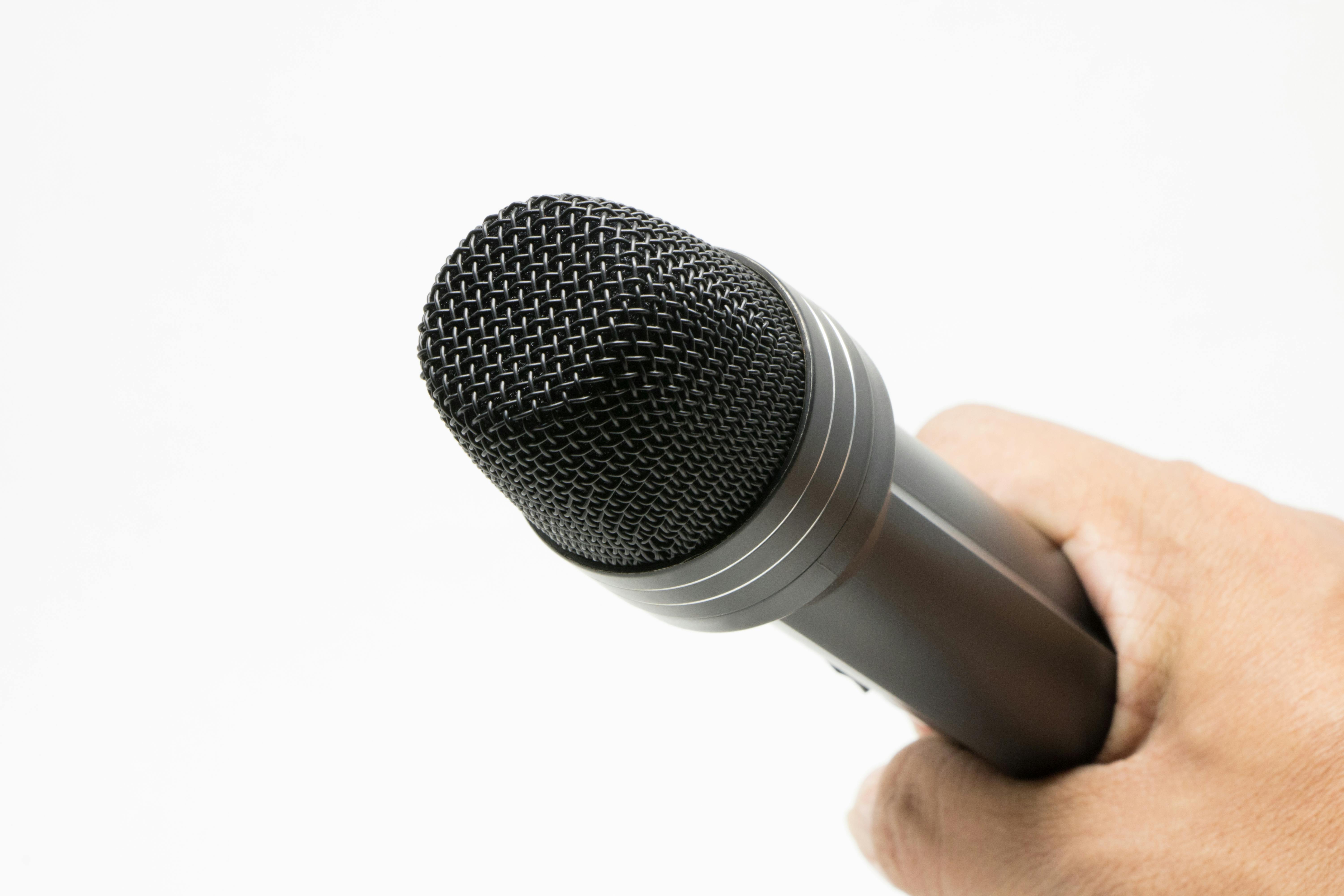 Quelqu'un qui tient un microphone | Source : Pexels