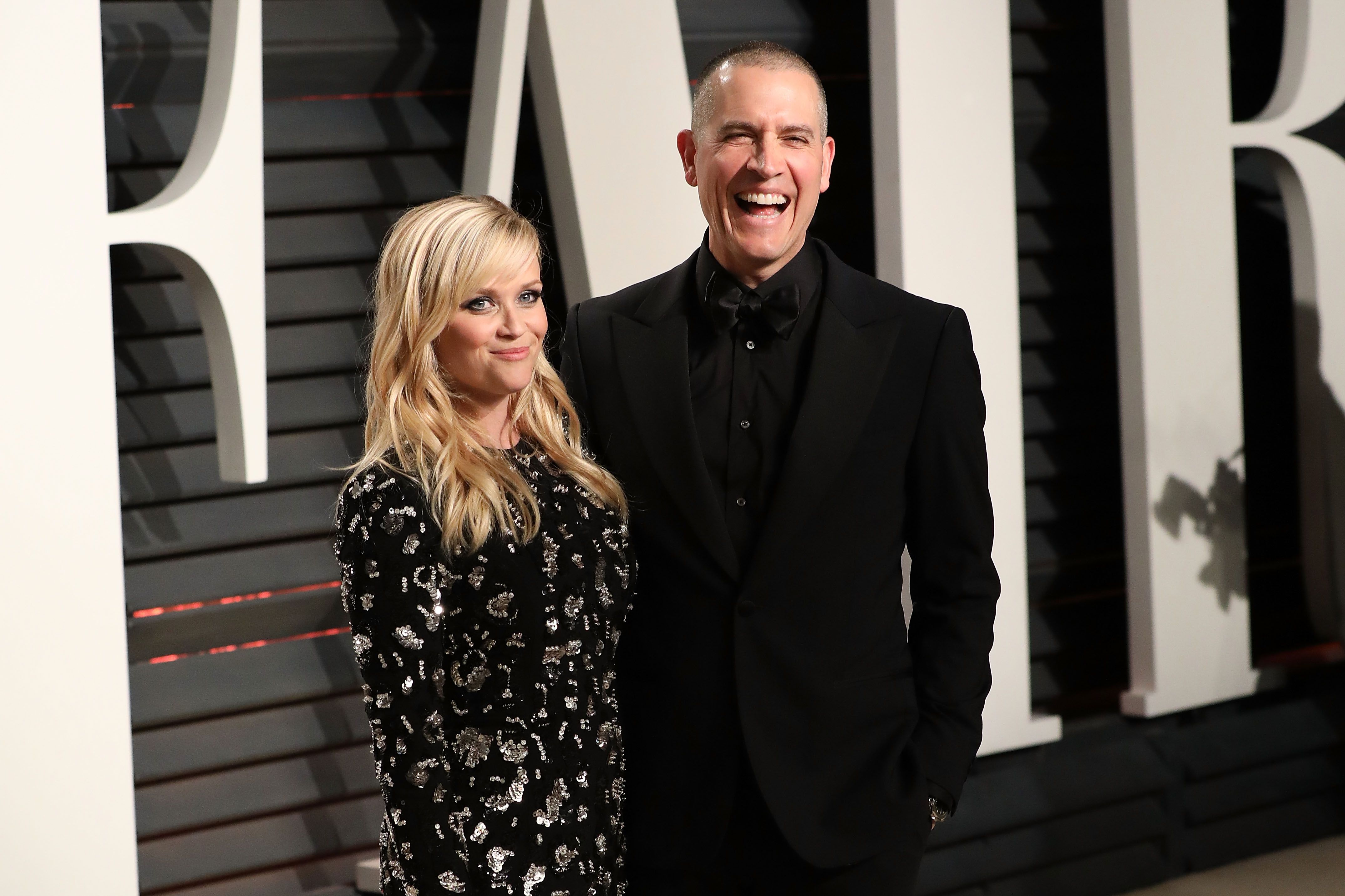 Reese Witherspoon et Jim Toth participent à la soirée des Oscars 2017 de Vanity Fair au Centre Wallis Annenberg pour les arts du spectacle. | Photo : Getty Images
