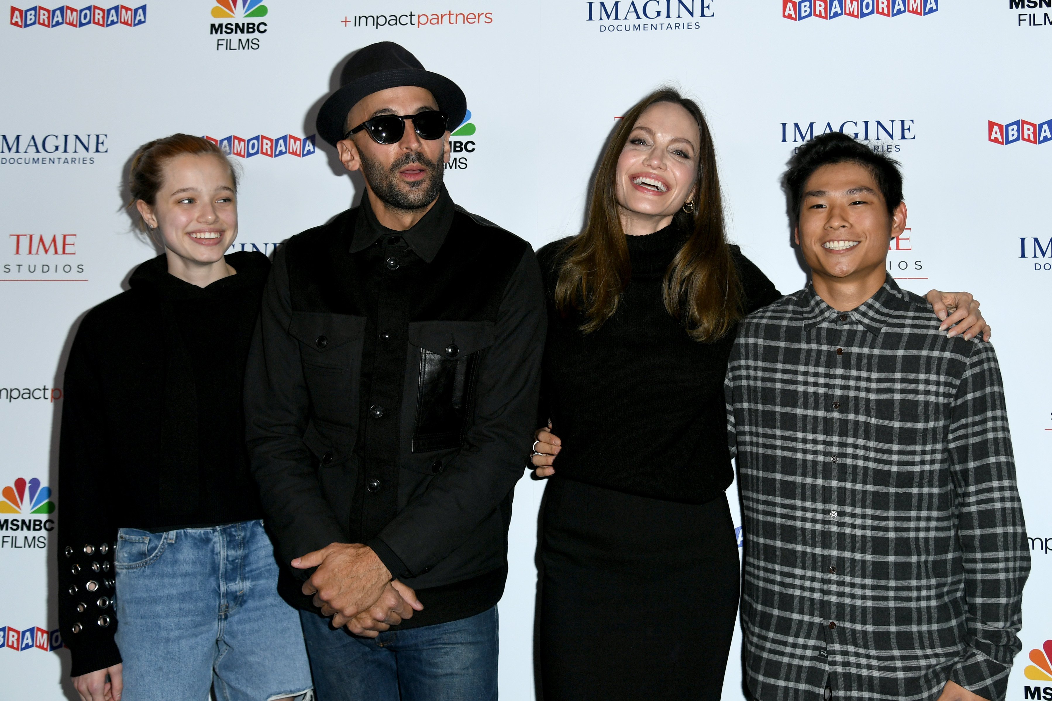 Shiloh Jolie-Pitt, JR, Angelina Jolie, et Pax Thien Jolie-Pitt lors de la première à Los Angeles de "JR, papier & colle" le 18 novembre 2021, à Los Angeles, Californie | Source : Getty Images