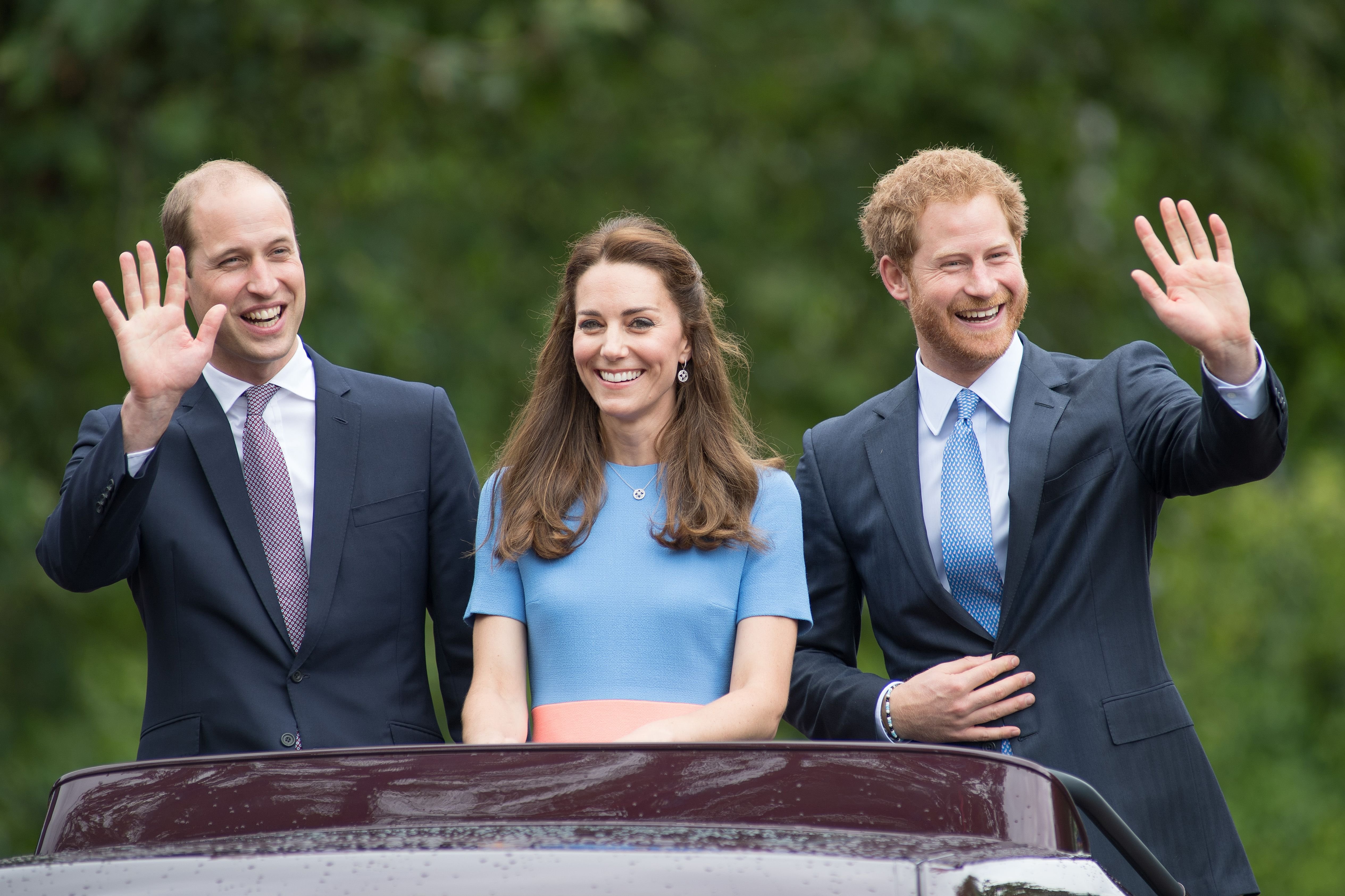 (De gauche à droite) Le prince William, duc de Cambridge, Catherine, duchesse de Cambridge, et le prince Harry lors des célébrations du "Patron's Lunch" pour le 90e anniversaire de la reine au Mall, le 12 juin 2016 à Londres, en Angleterre | Source : Getty Images