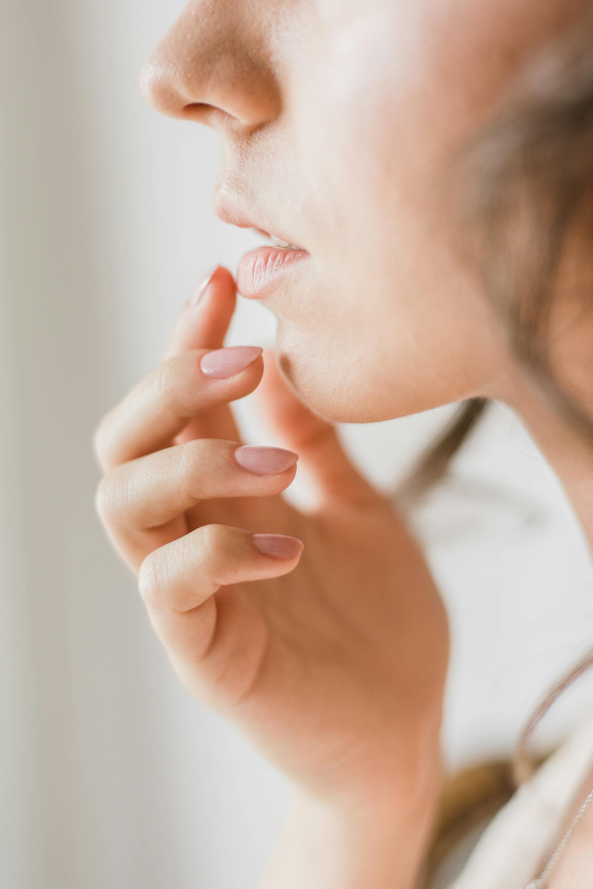 Une femme qui prend une pose réfléchie | Source : Pexels