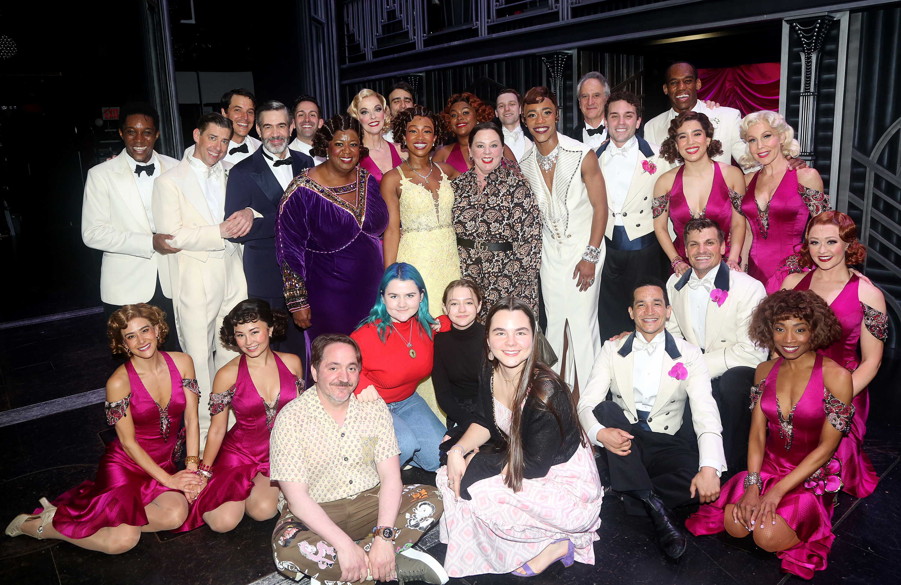 Melissa McCarthy, Ben Falcone, Vivian Falcone, Georgette Falcone posent avec la troupe dans les coulisses de la comédie musicale à succès "Some Like it Hot !" à Broadway au théâtre Shubert le 9 juillet 2023 à New York | Source : Getty Images