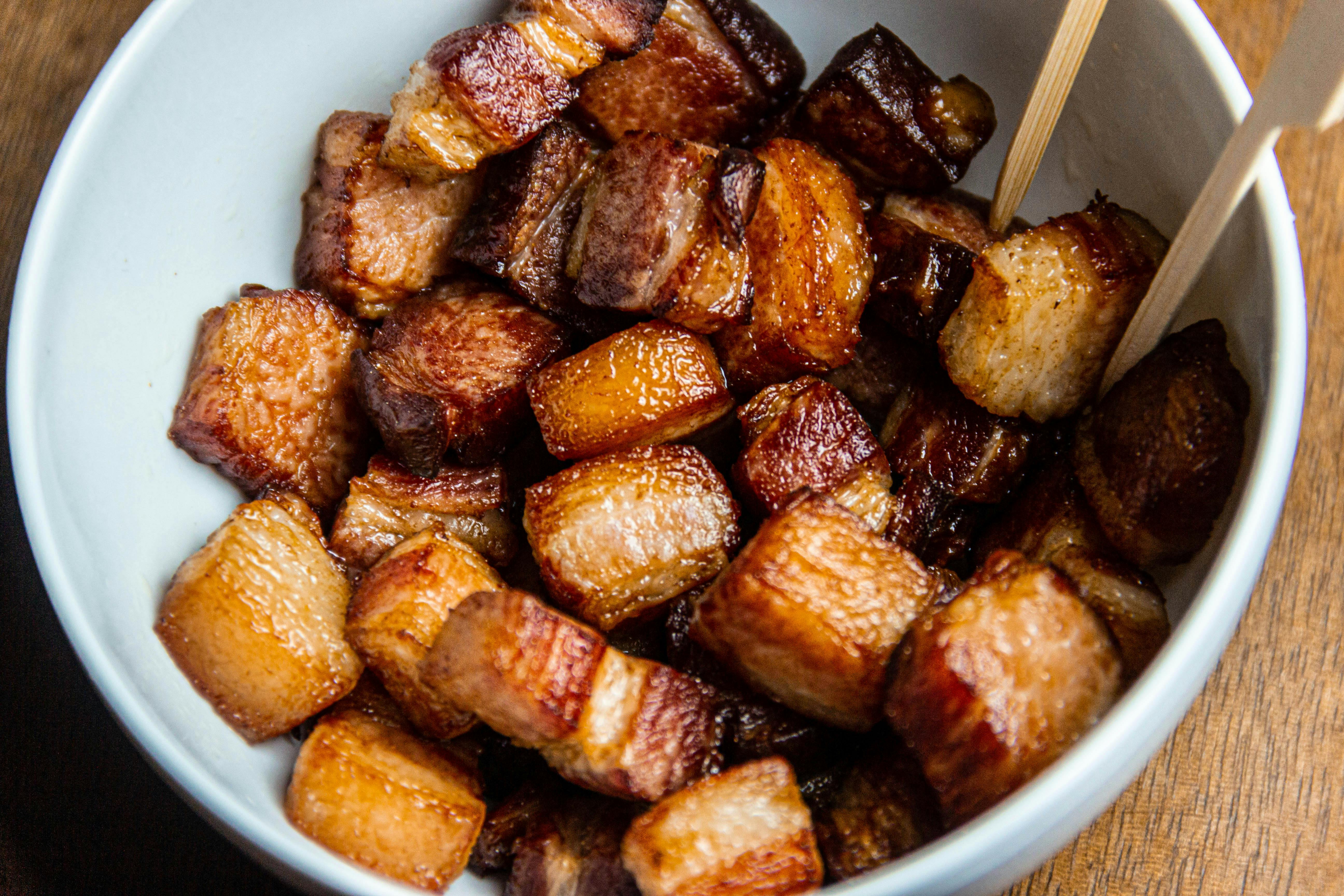 Poitrine de porc caramélisée dans une poêle | Source : Pexels