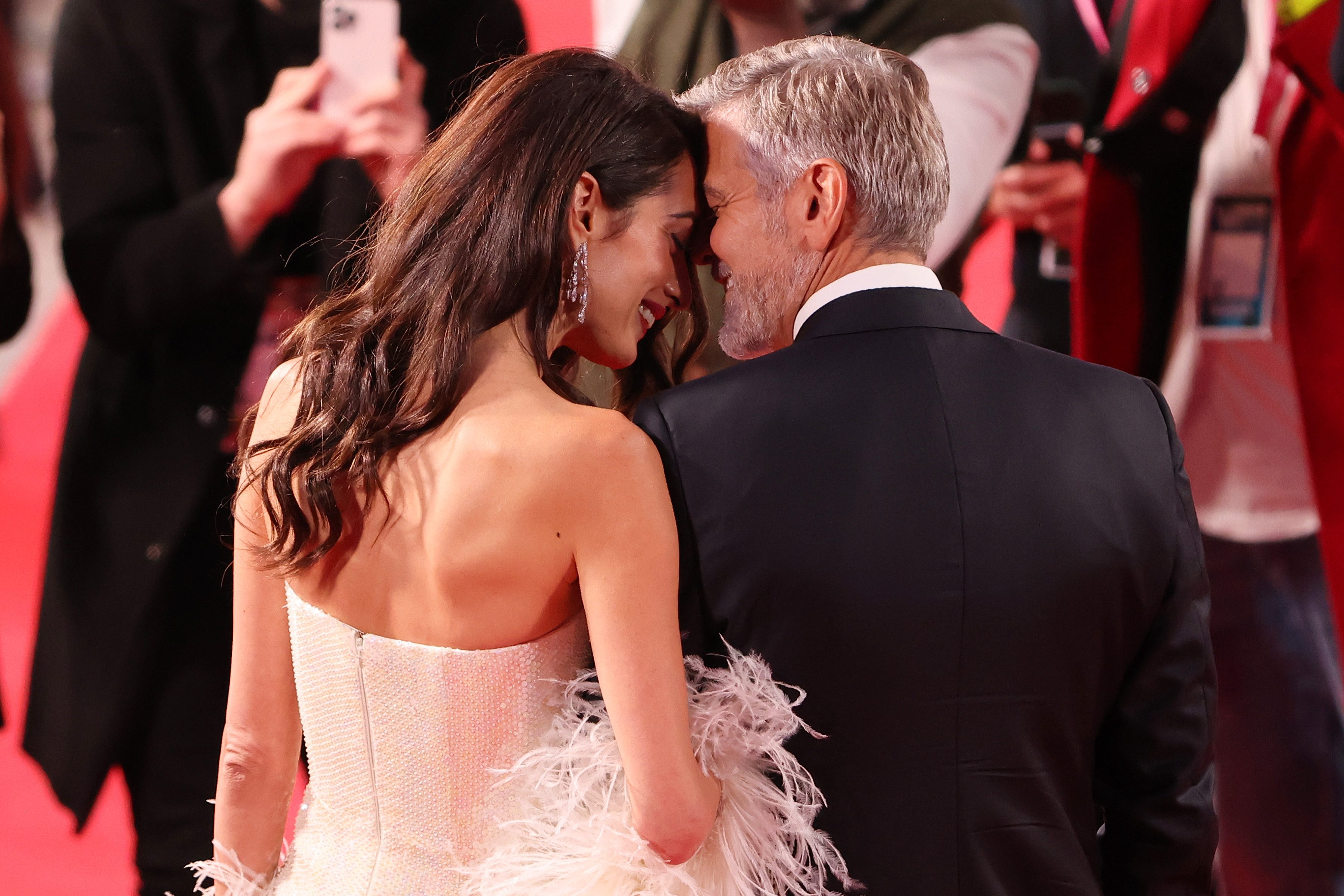 Amal et George Clooney à la première de "The Tender Bar" lors du 65e festival du film de Londres du BFI à Londres, en Angleterre, le 10 octobre 2021 | Source : Getty Images