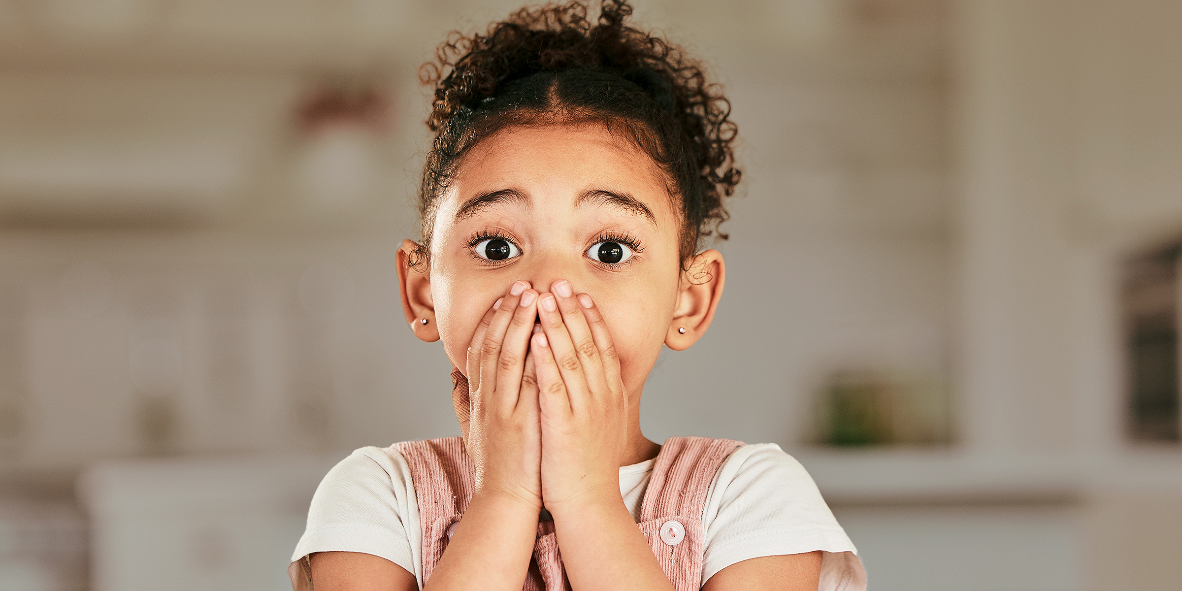 Une fille qui se couvre la bouche | Source : Shutterstock