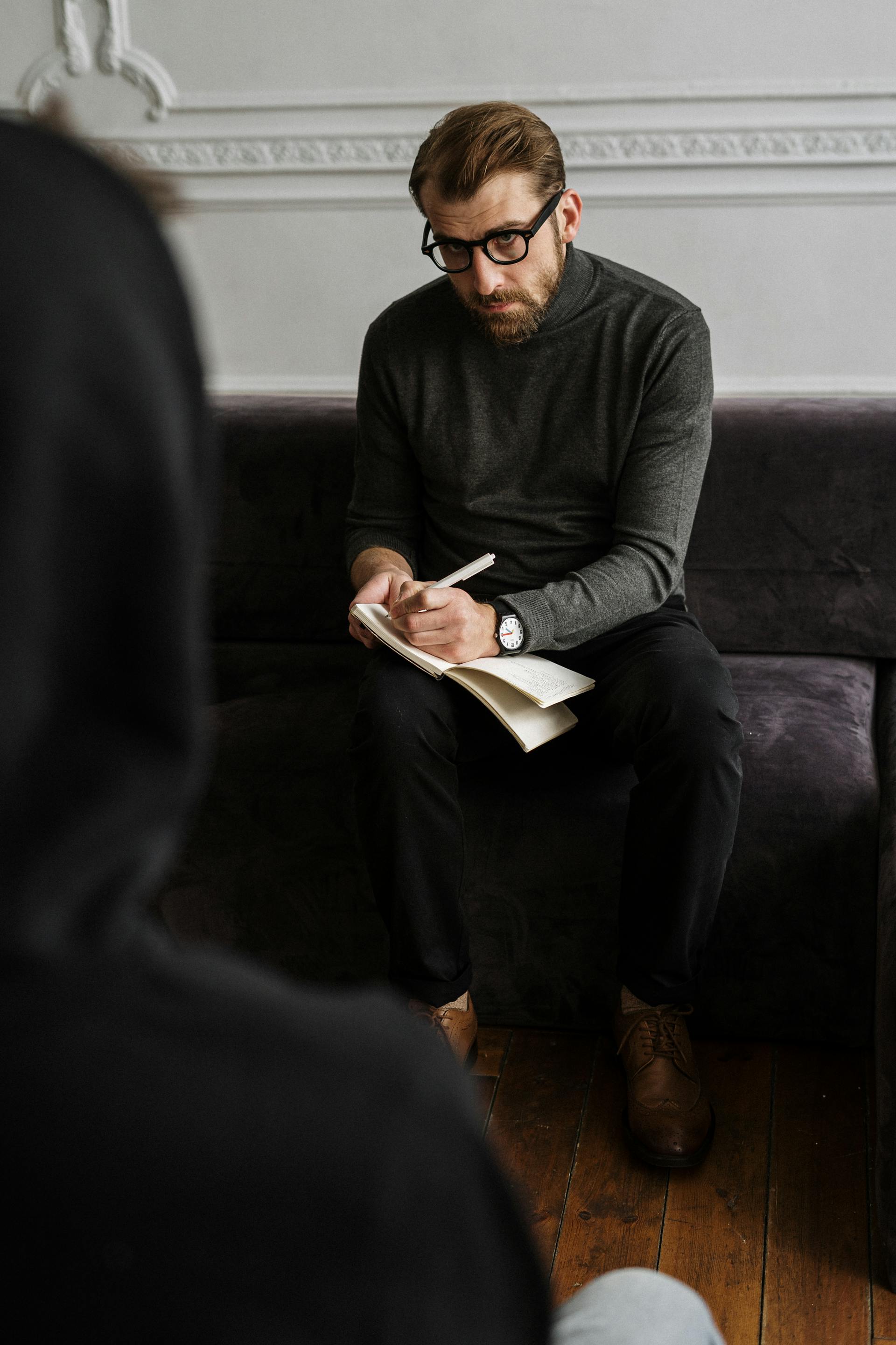 Un thérapeute parle à une personne | Source : Pexels