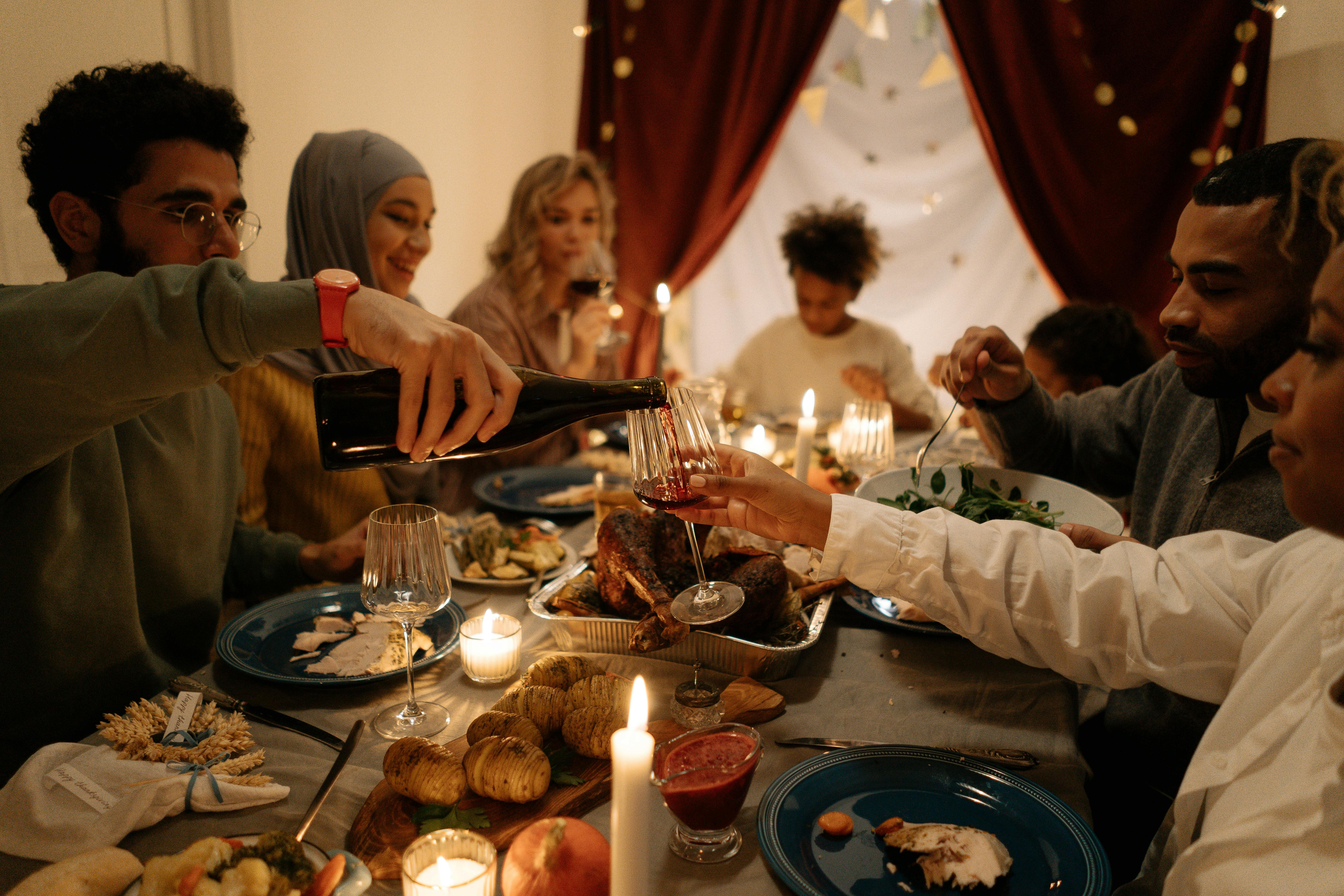 Famille assise autour d'une table | Source : Pexels