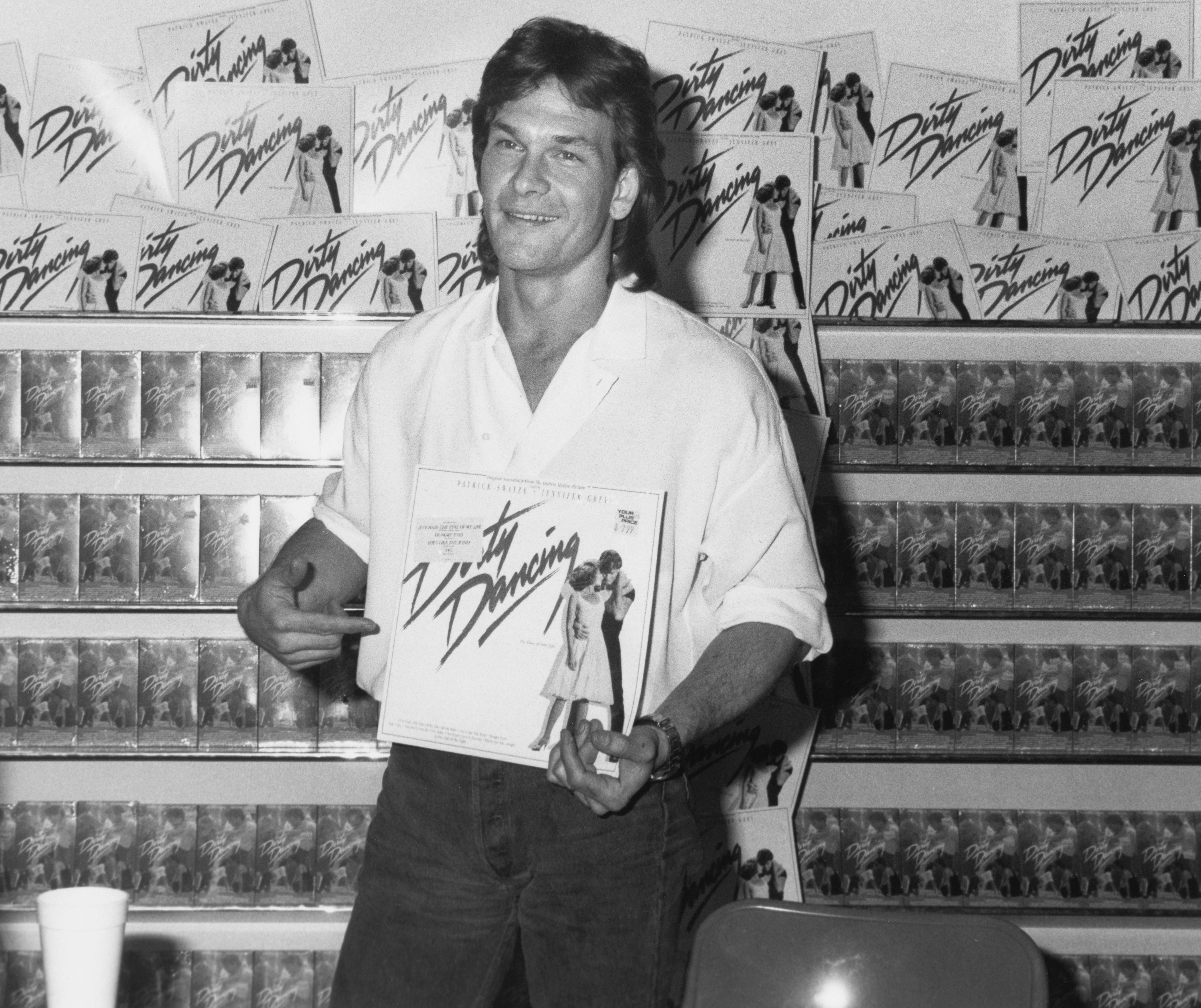 Patrick Swayze assiste à un événement promotionnel dans un magasin où il a signé des copies de la bande originale de 'Dirty Dancing', dans un magasin de disques à Los Angeles, Californie, 1988 | Source : Getty Images