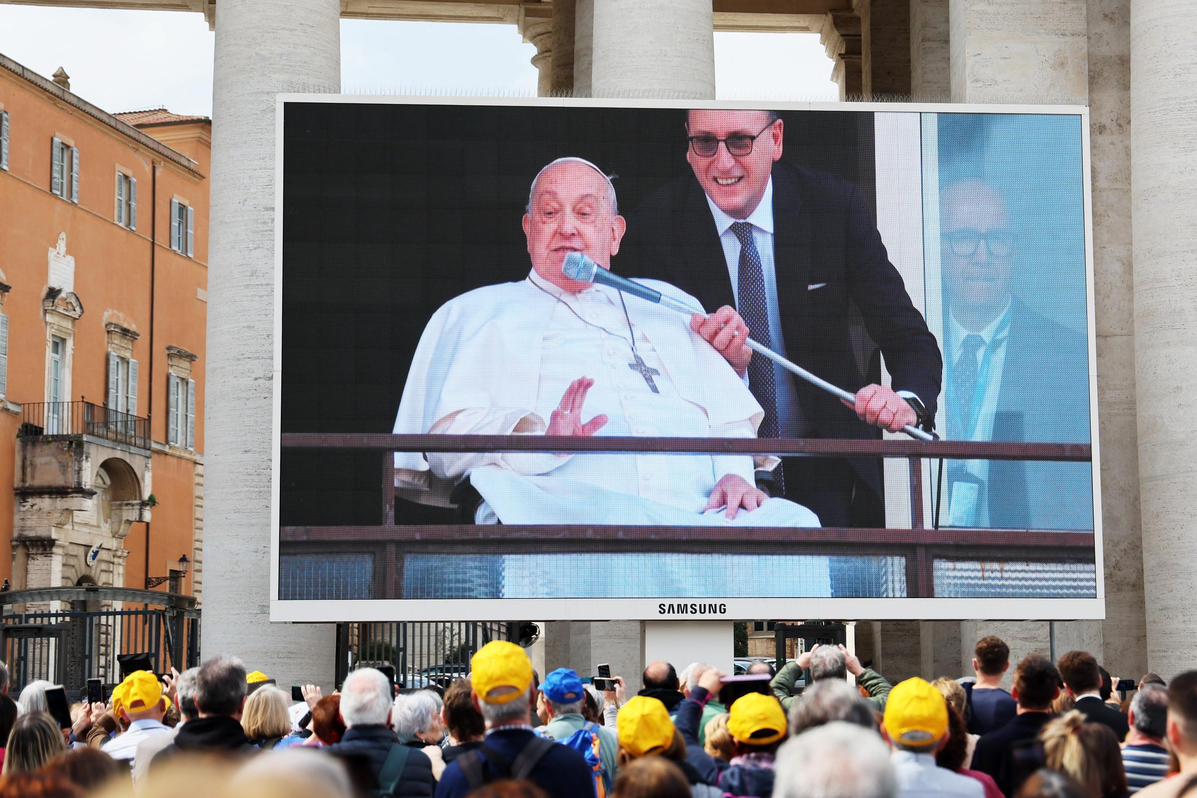 Le pape François salue et bénit les fidèles depuis un balcon de l'hôpital Gemelli à Rome, en Italie, le 23 mars 2025 | Source : Getty Images