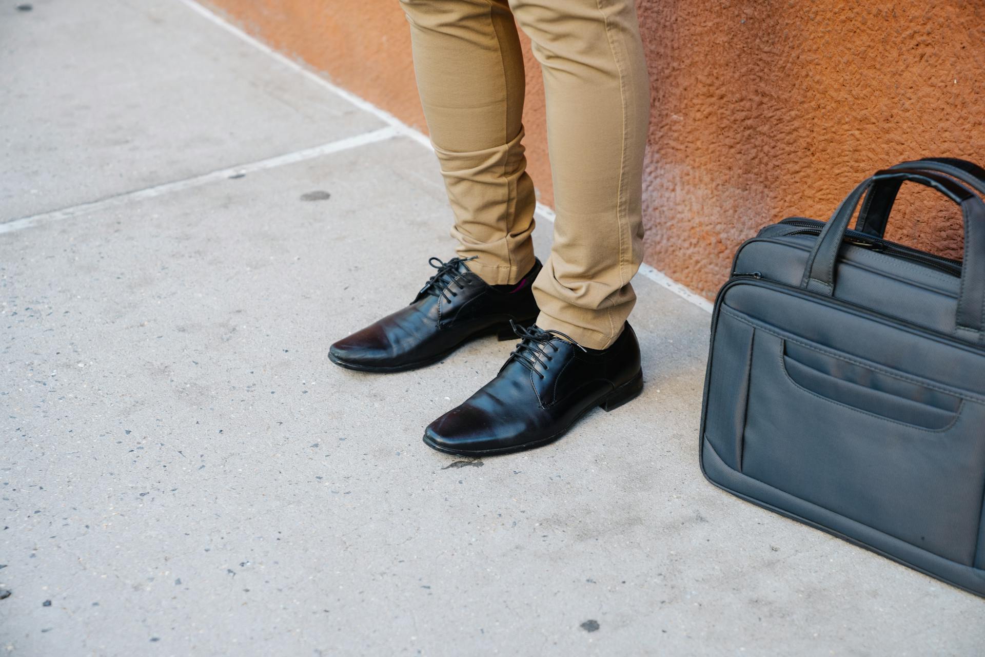 Un homme portant des chaussures en cuir | Source : Pexels