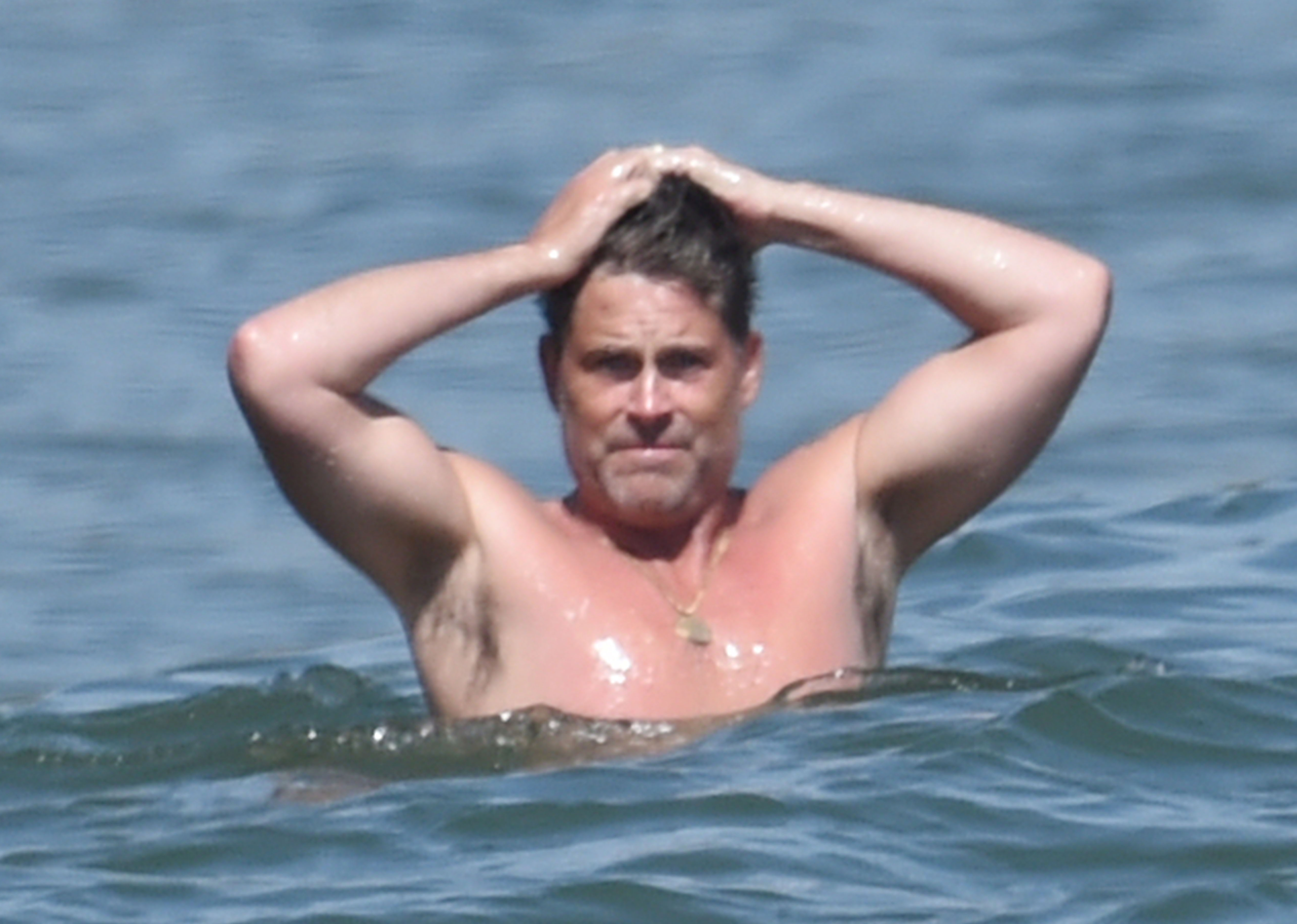 Rob Lowe est vu à la plage de Santa Barbara, en Californie, le 3 avril 2021. | Source : Getty Images