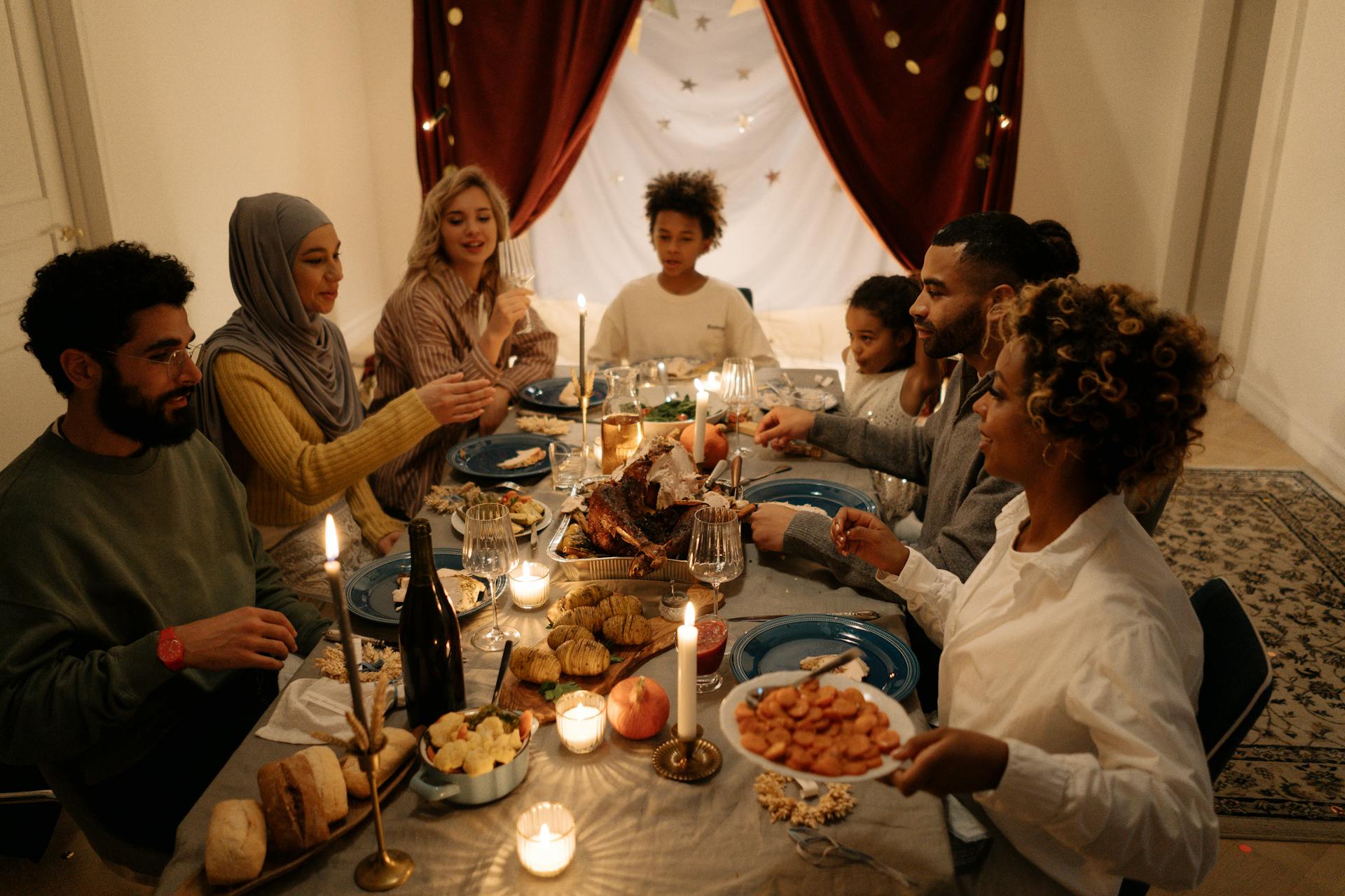 Amis et famille réunis pour le dîner de Thanksgiving | Source : Pexels