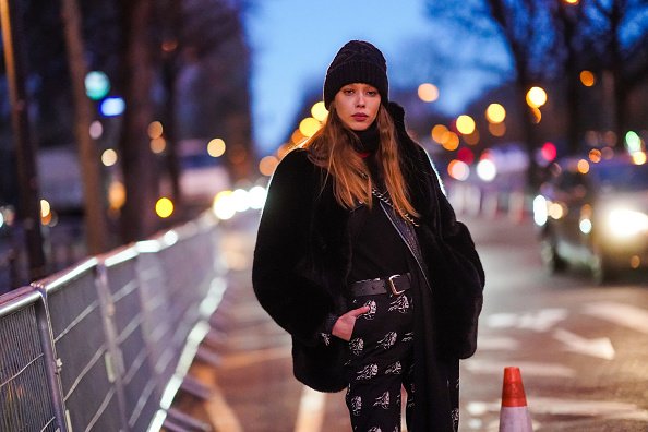 Le mannequin Moira Berntz porte un bonnet noir, le 25 janvier 2021 à Paris, France. |Photo : Getty Images