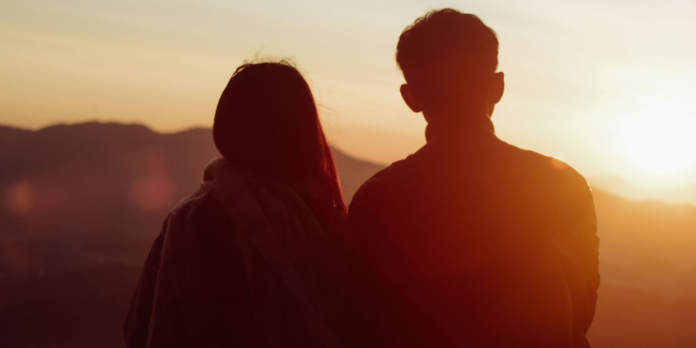 Un couple qui admire le coucher de soleil | Source : Pexels