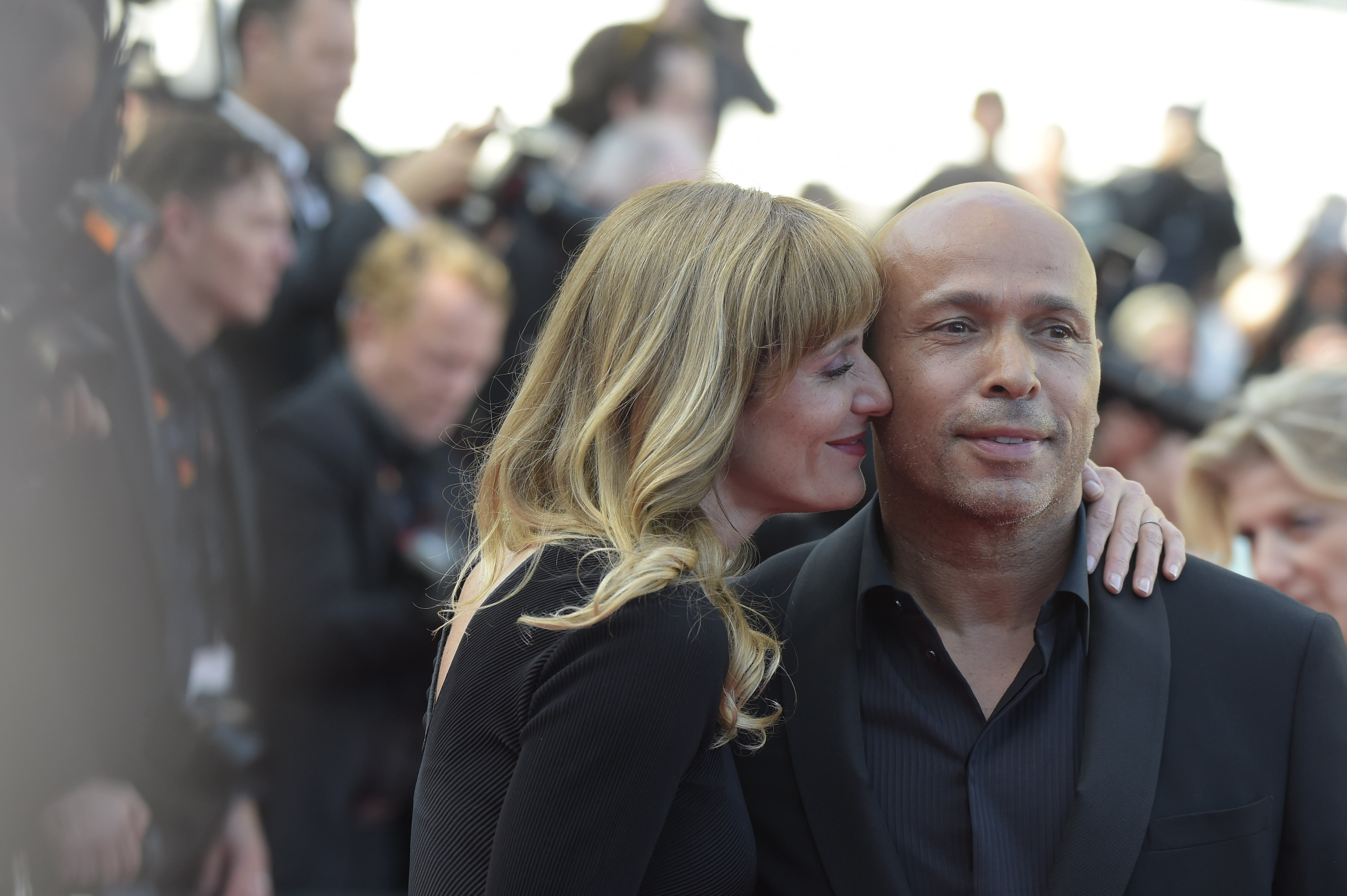 Éric Judor et une invitée assistent à la cérémonie de remise des prix du film "Mission Impossible - The Final Reckoning" lors du 78e Festival de Cannes au Palais des Festivals, le 14 mai 2025 à Cannes, en France I Source : Getty Images