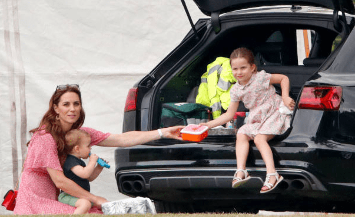 Kate Middleton avec Prince Louis et Princesse Charlotte au King Power Royal Charity Polo Match, le 10 juillet 2019, Angleterre | Photo : Getty Images