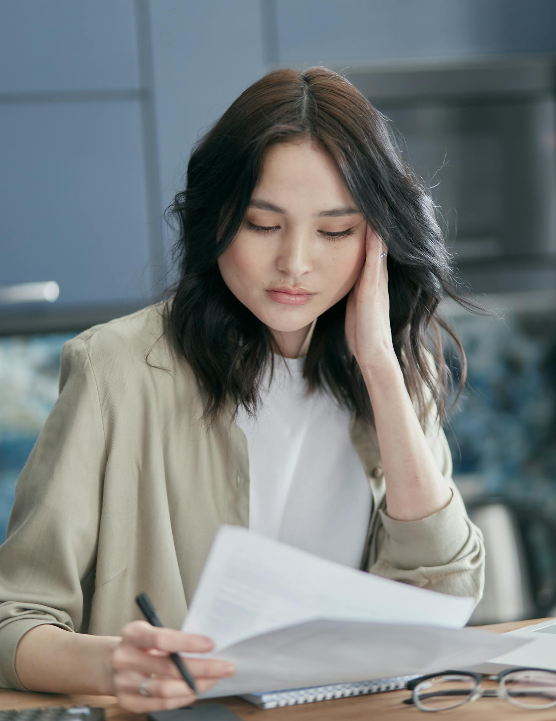 Une femme qui regarde quelque chose | Source : Pexels