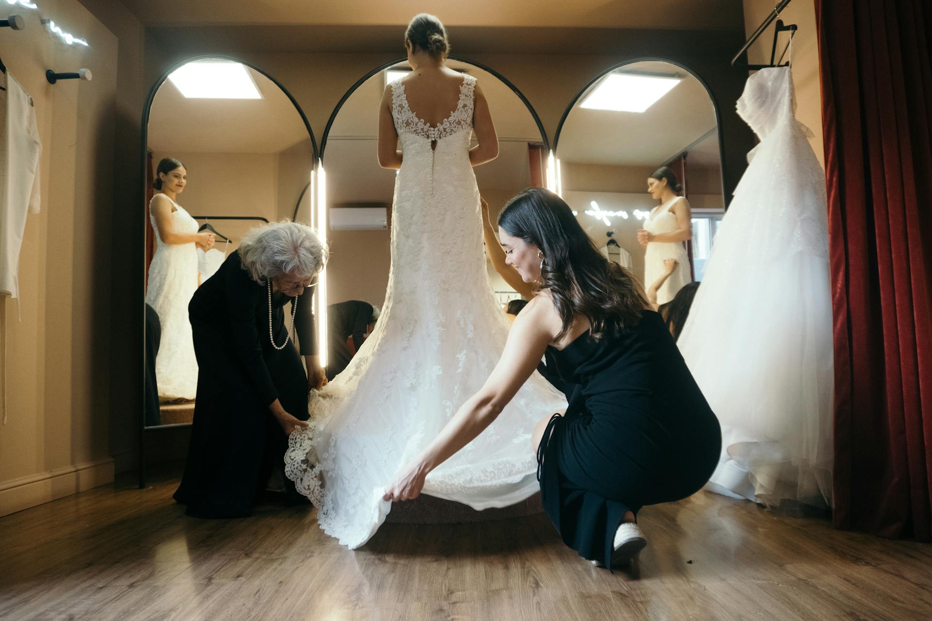 Une future mariée essayant sa robe de mariée | Source : Pexels