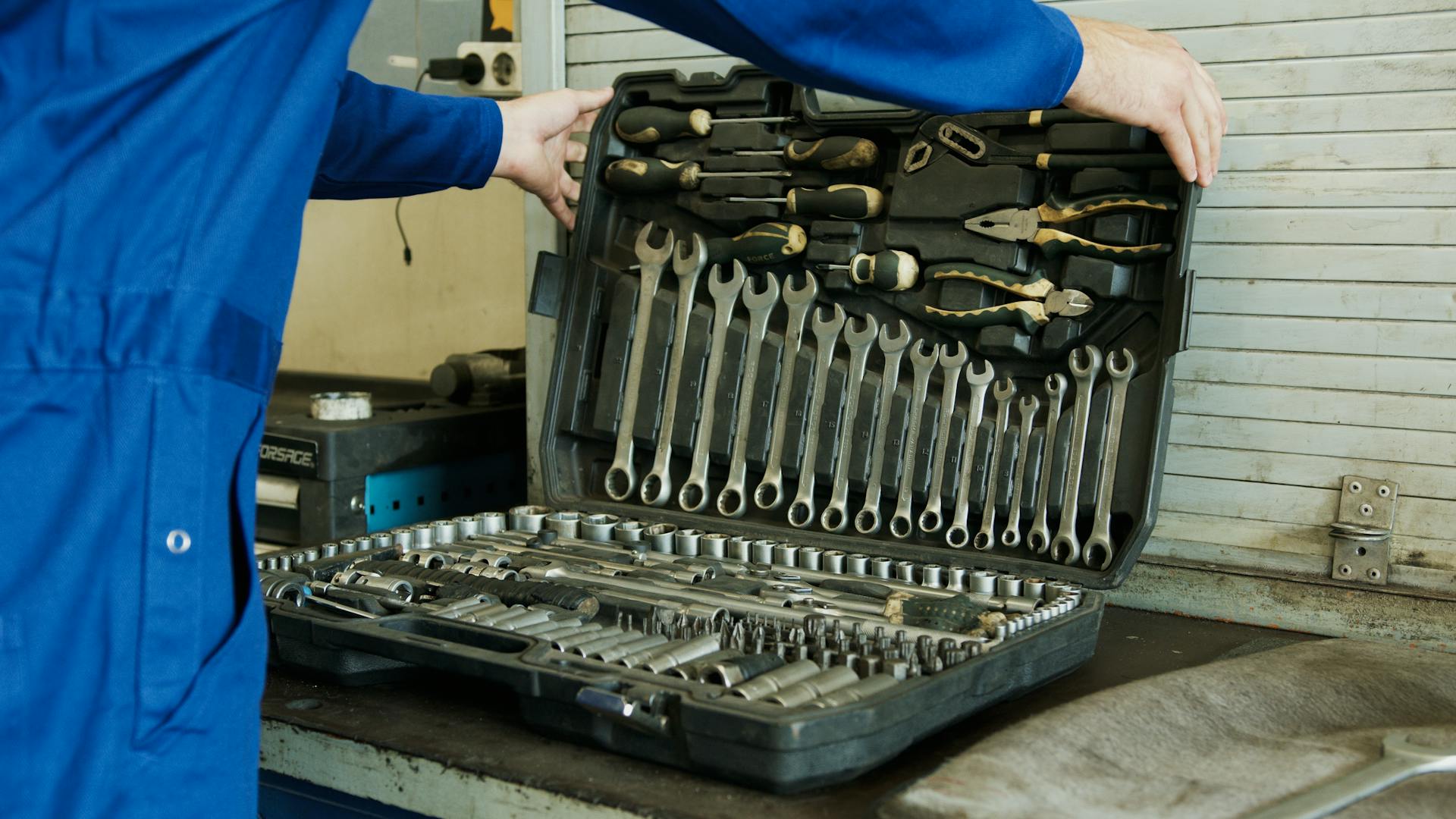 Un homme ouvrant une boîte à outils | Source : Pexels