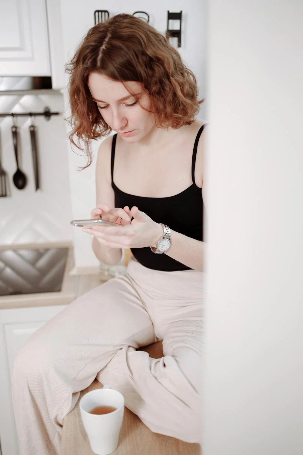Une femme envoyant des messages sur son téléphone | Source : Pexels