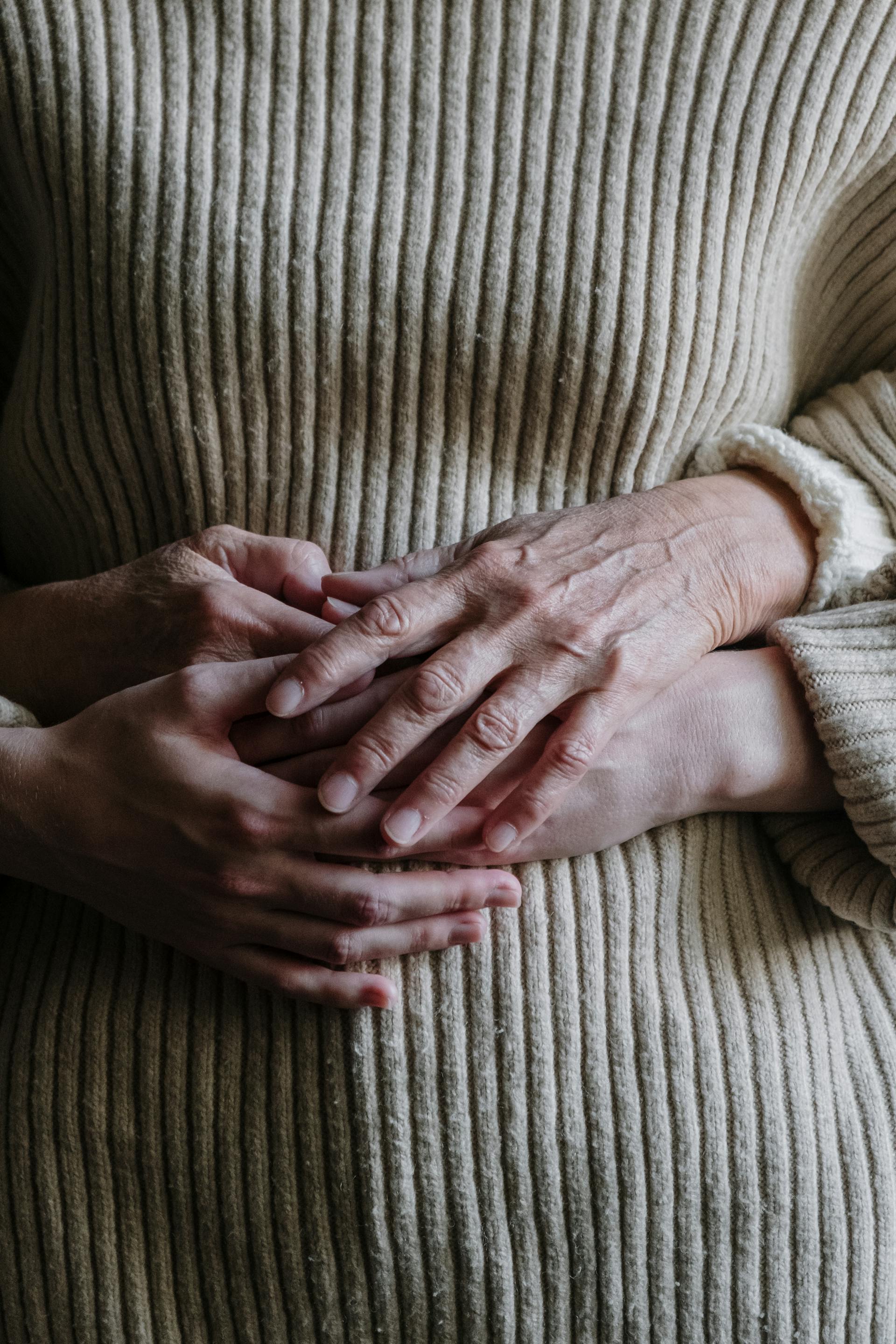 Un gros plan d'une mère et de sa fille se tenant par la main | Source : Pexels