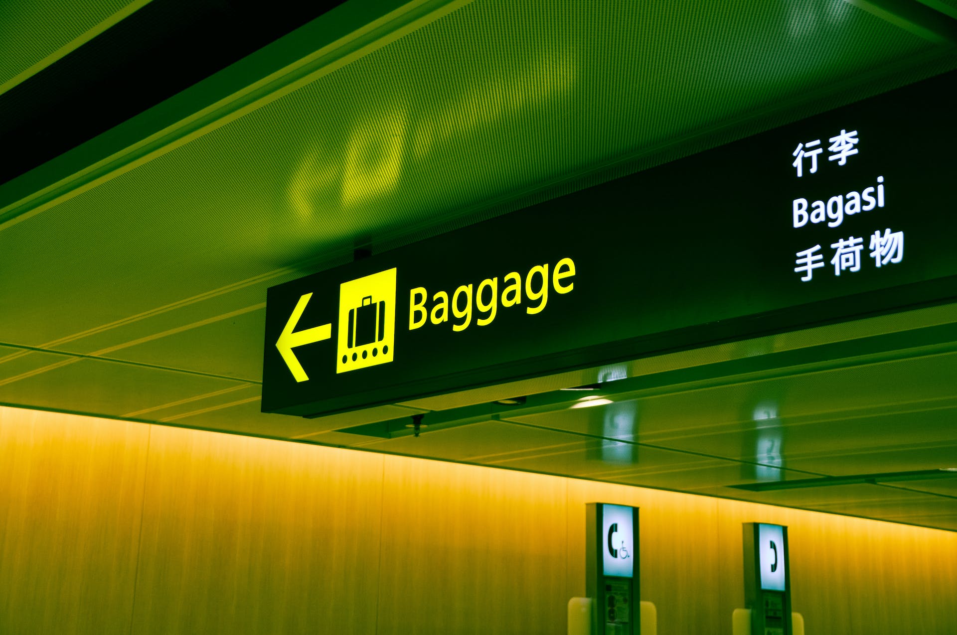 Panneau de signalisation des bagages dans un aéroport | Source : Pexels