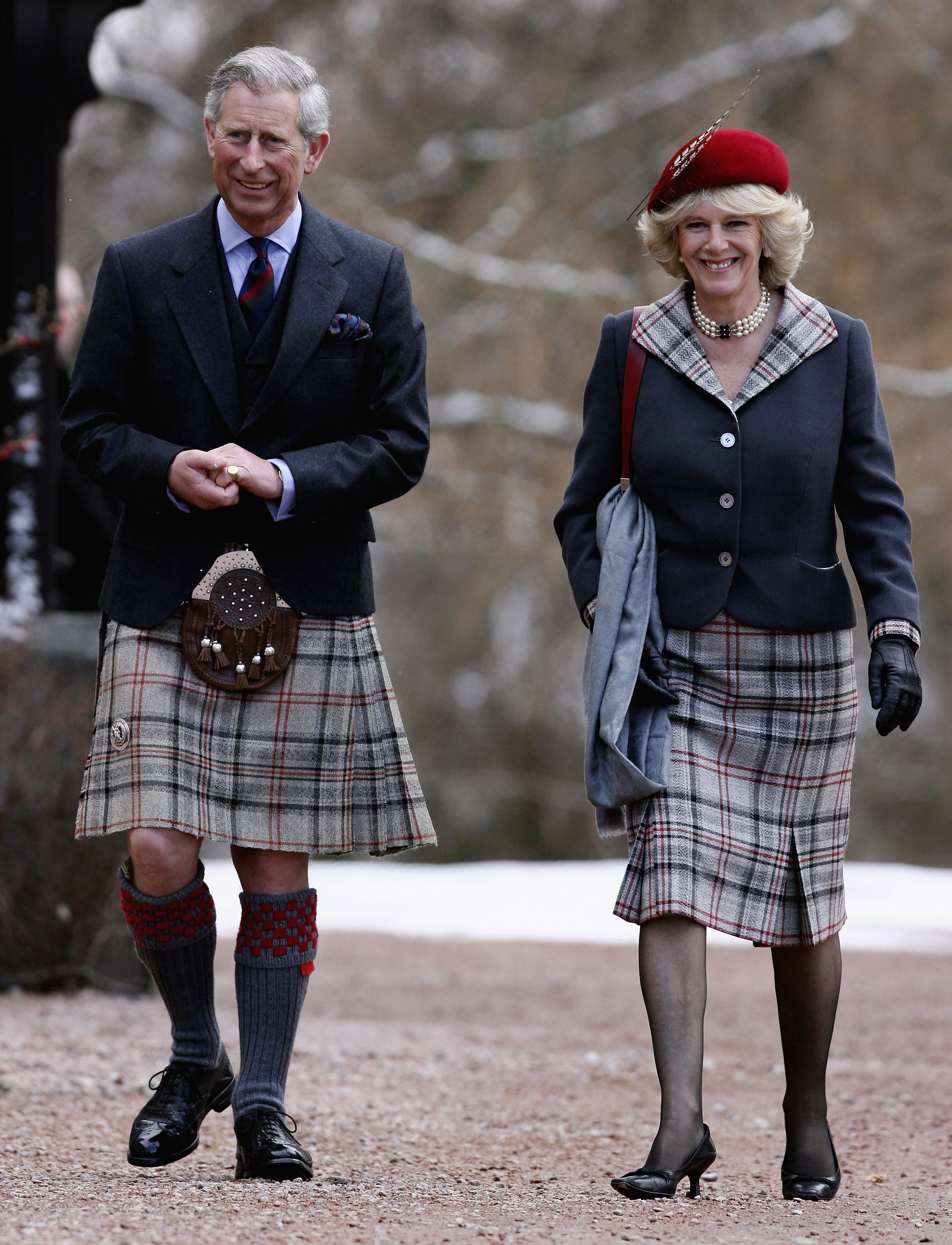 Le prince Charles et son épouse, la duchesse Camilla, à l'église de Crathie, le 9 avril 2006, à Ballater, en Écosse. | Source : Getty Images