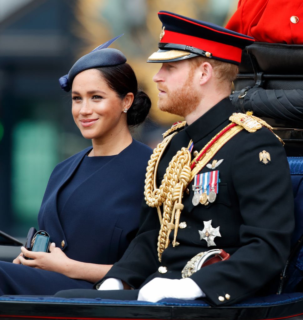 Meghan et le prince Harry lors du défilé annuel de l'anniversaire de la Reine | Photo : Getty Images