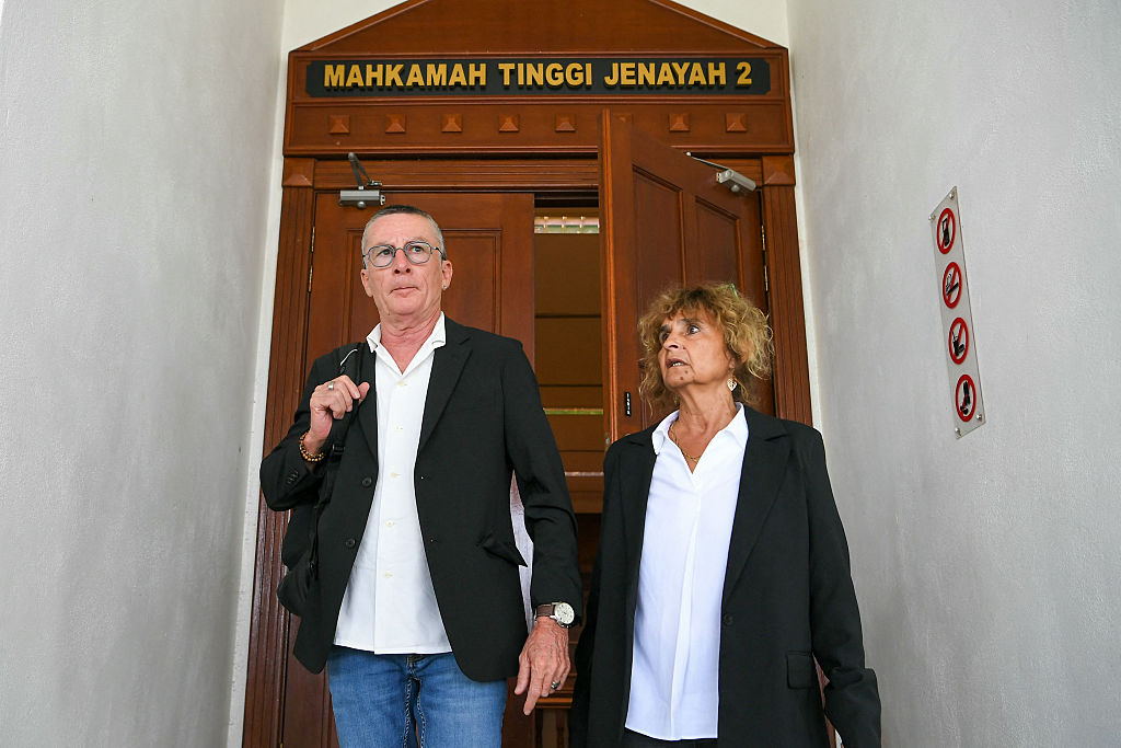 Jean Luc Felix et Sylvie Felix, les parents du ressortissant français Tom Felix, accusé de possession et de trafic de cannabis en Malaisie, regardent la Haute Cour à Alor Setar le 16 juin 2025. | Source : Getty Images