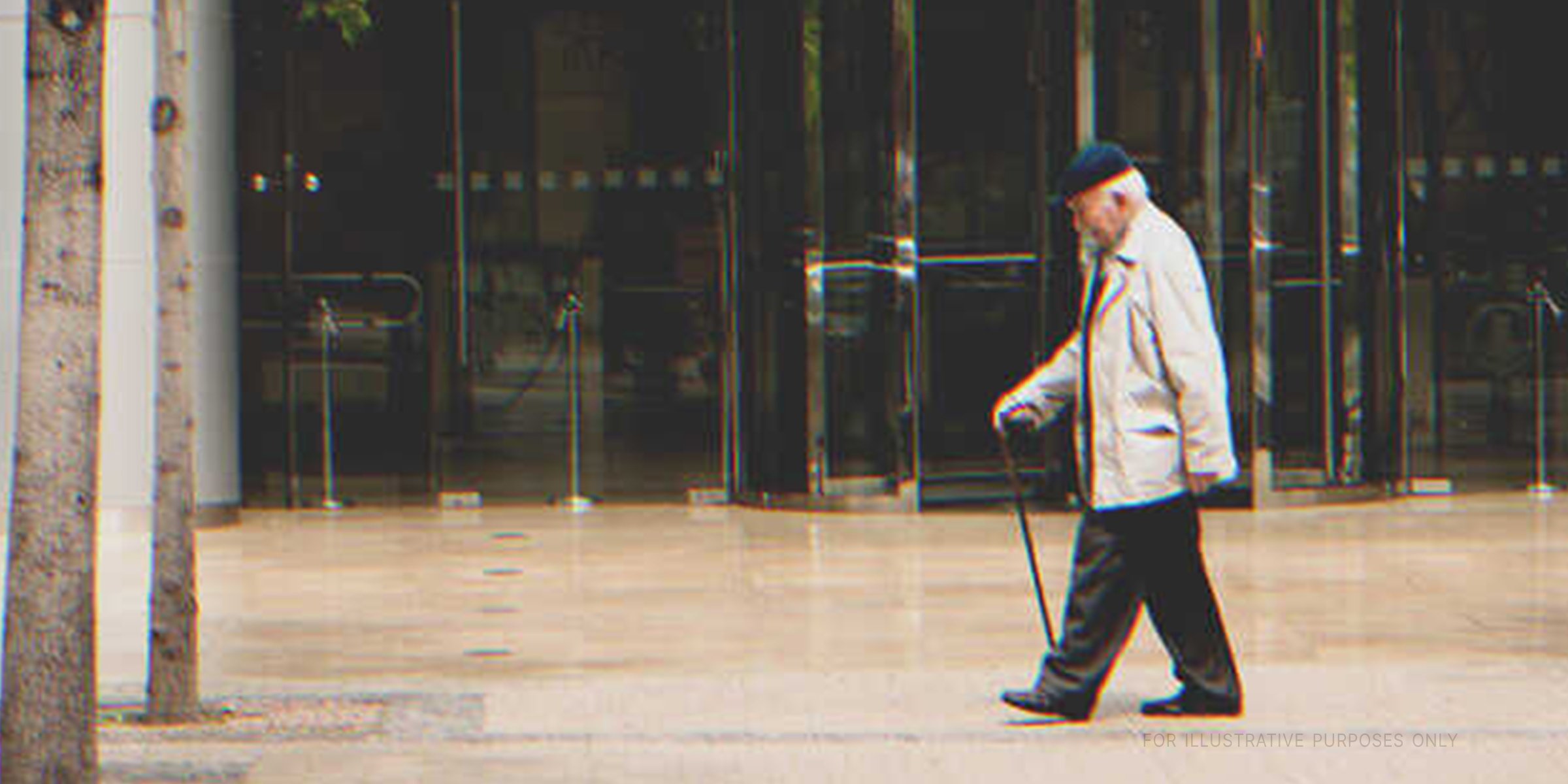 Vieil homme marchant avec un bâton | Source : Shutterstock