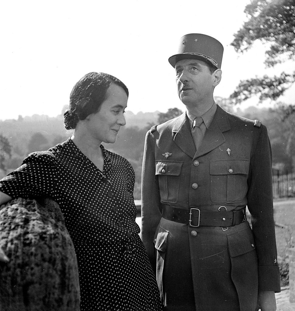 Charles De Gaulle et sa femme Yvonne dans le jardin de leur maison du Hertfordshire. | Photo : Getty Images