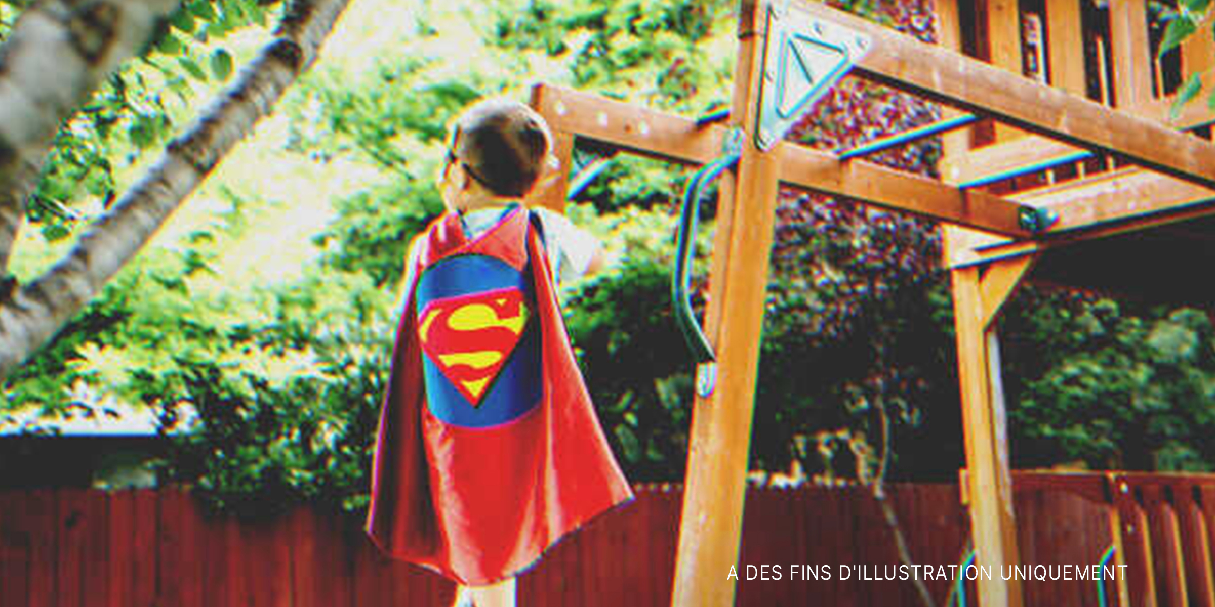 Un enfant portant un costume de Superman | Source : Shutterstock