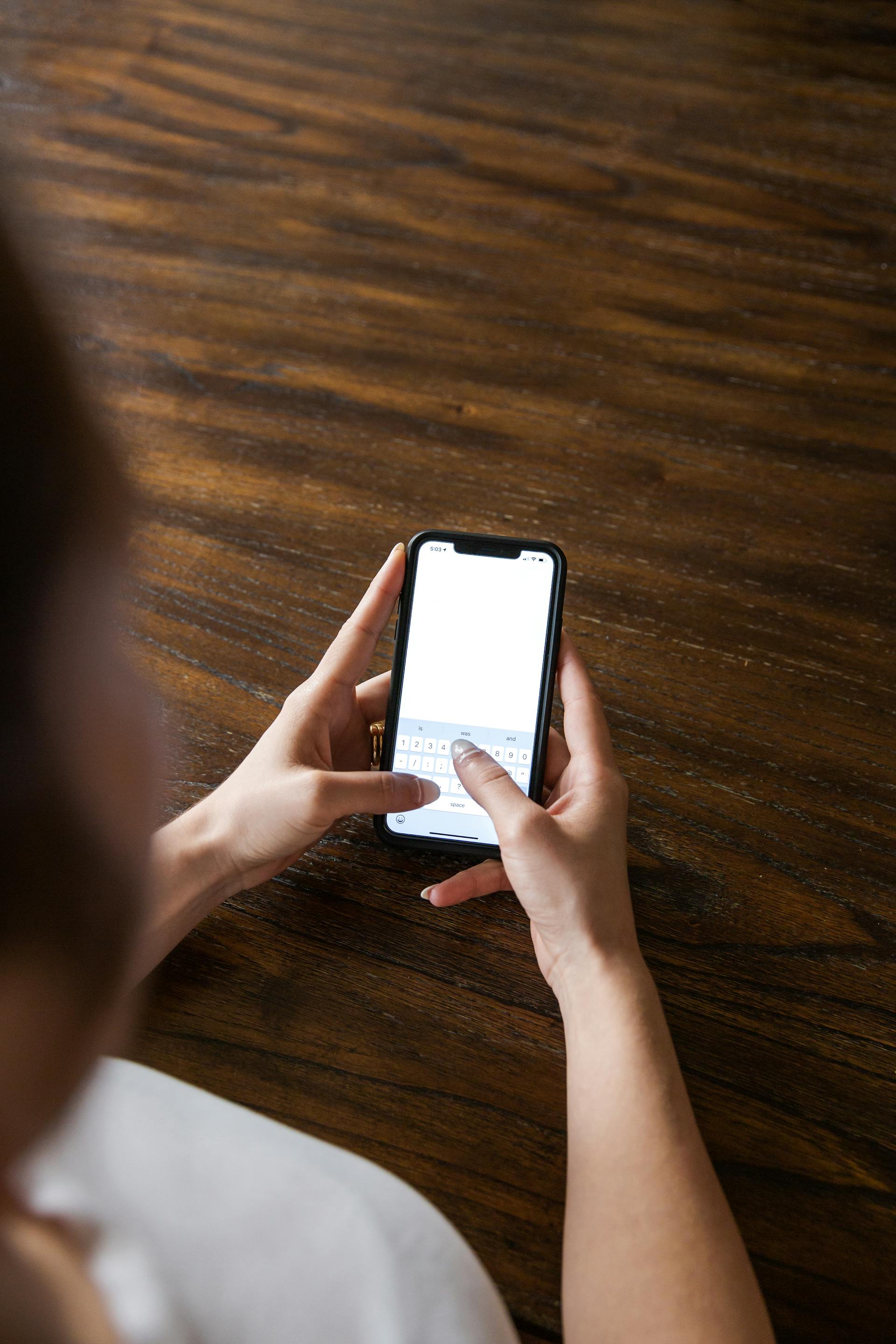 Une femme tapant un message texte | Source : Pexels