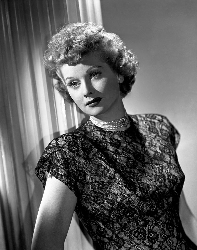 Lucille Ball dans le rôle de Liz Cooper lors de l'émission de radio "My Favorite Husband" le 15 décembre 1948 à Hollywood, Californie | Source : Getty Images