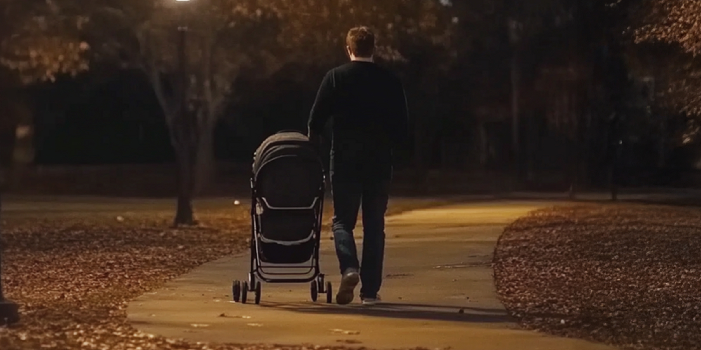 Un homme avec une poussette de bébé | Source : AmoMama