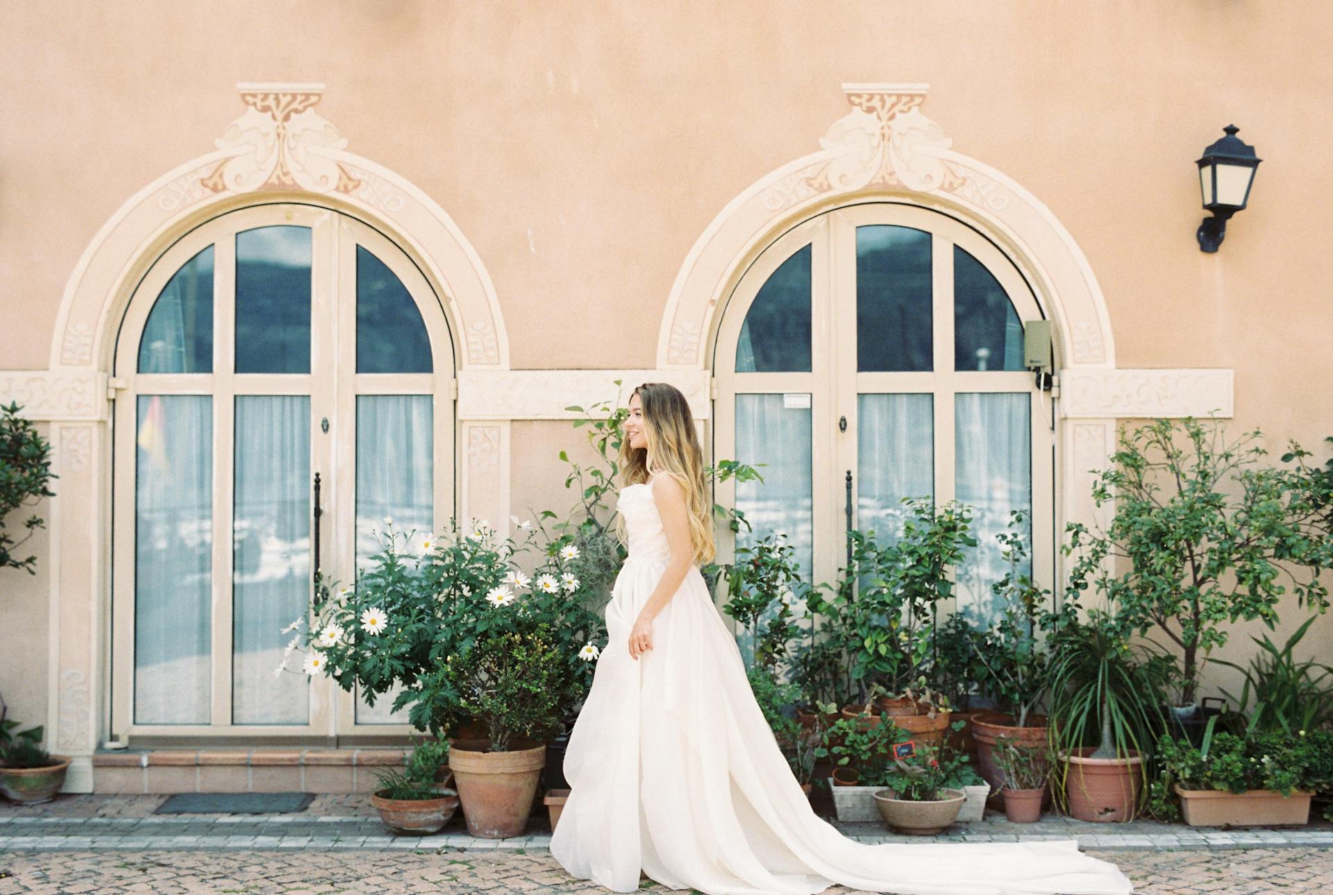 Une mariée traversant une cour | Source : Pexels