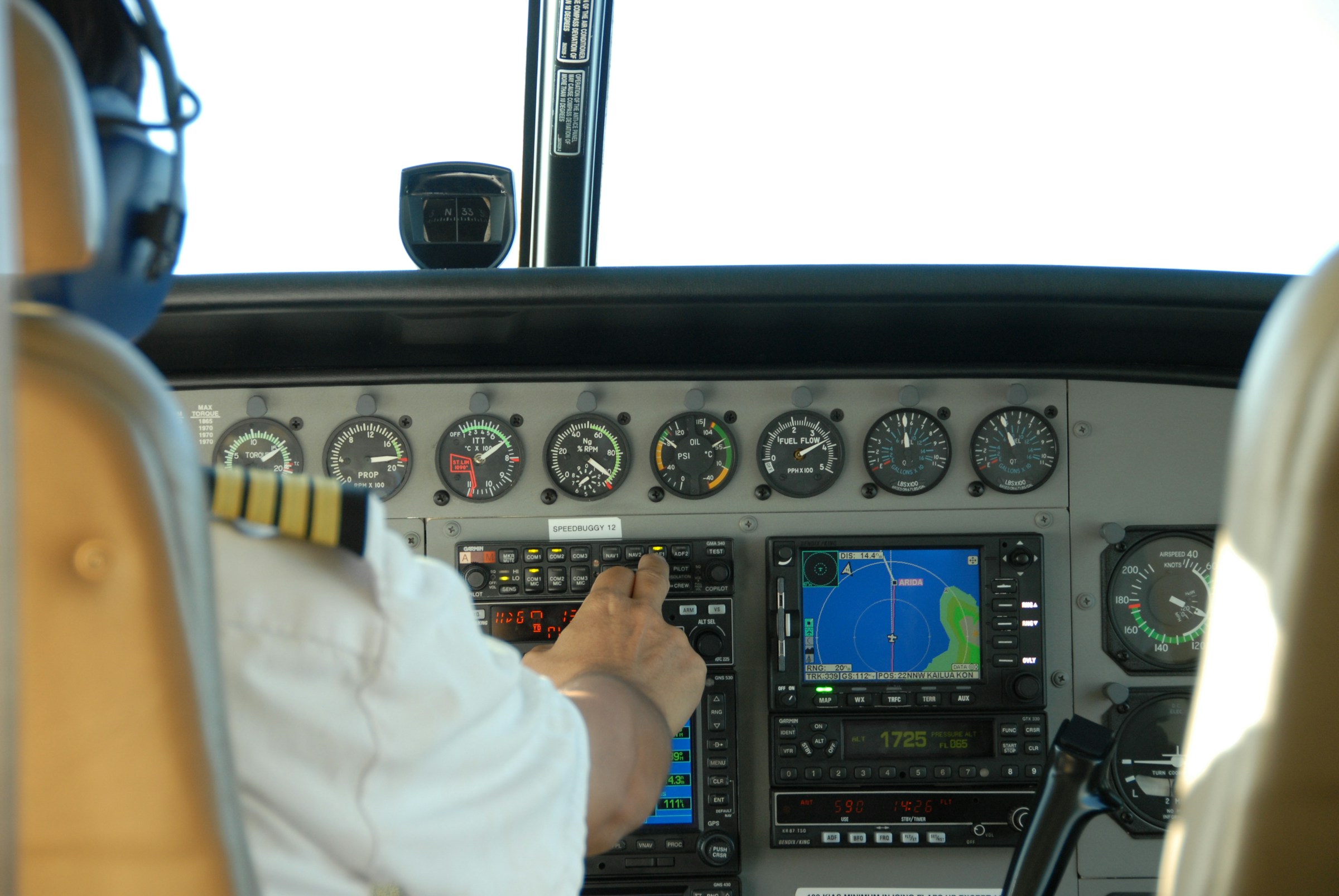 Un pilote dans le cockpit | Source : Unsplash