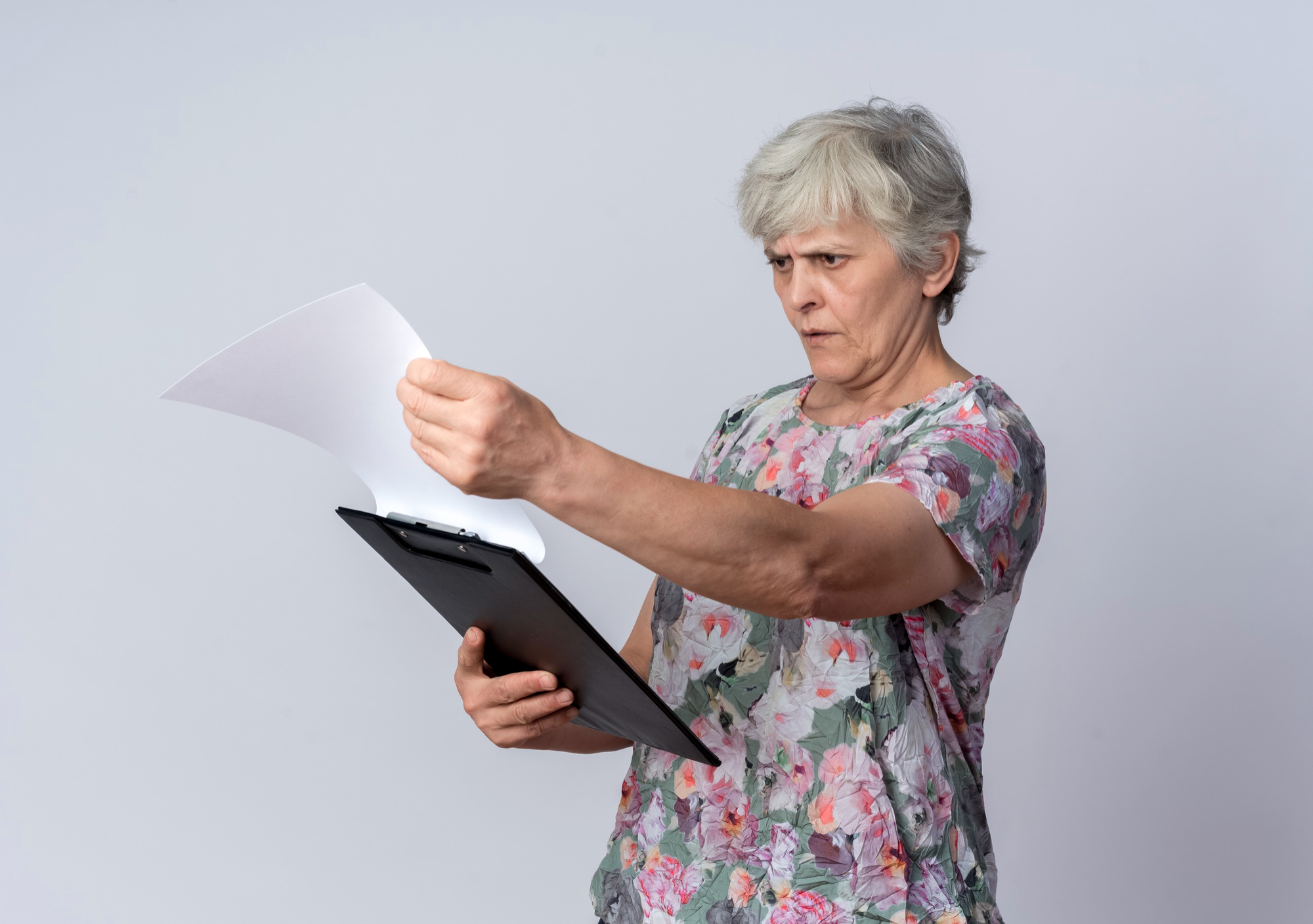 Une femme âgée contrariée lisant des documents administratifs | Source : Pexels