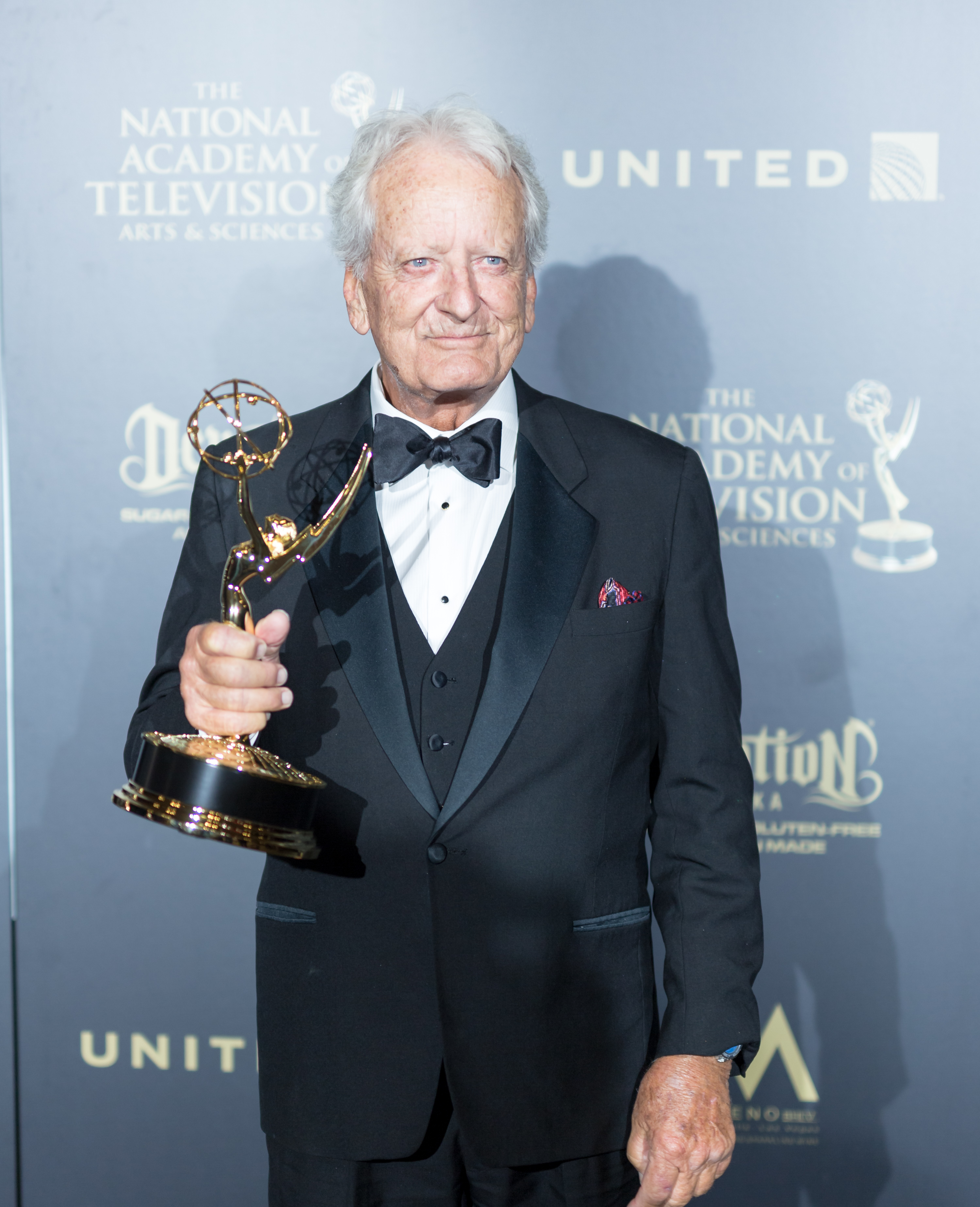 Nicolas Coster montre son Emmy Award lors de la 44e cérémonie annuelle des Daytime Creative Arts Emmy Awards à Pasadena, en Californie, le 28 avril 2017. | Source : Getty Images