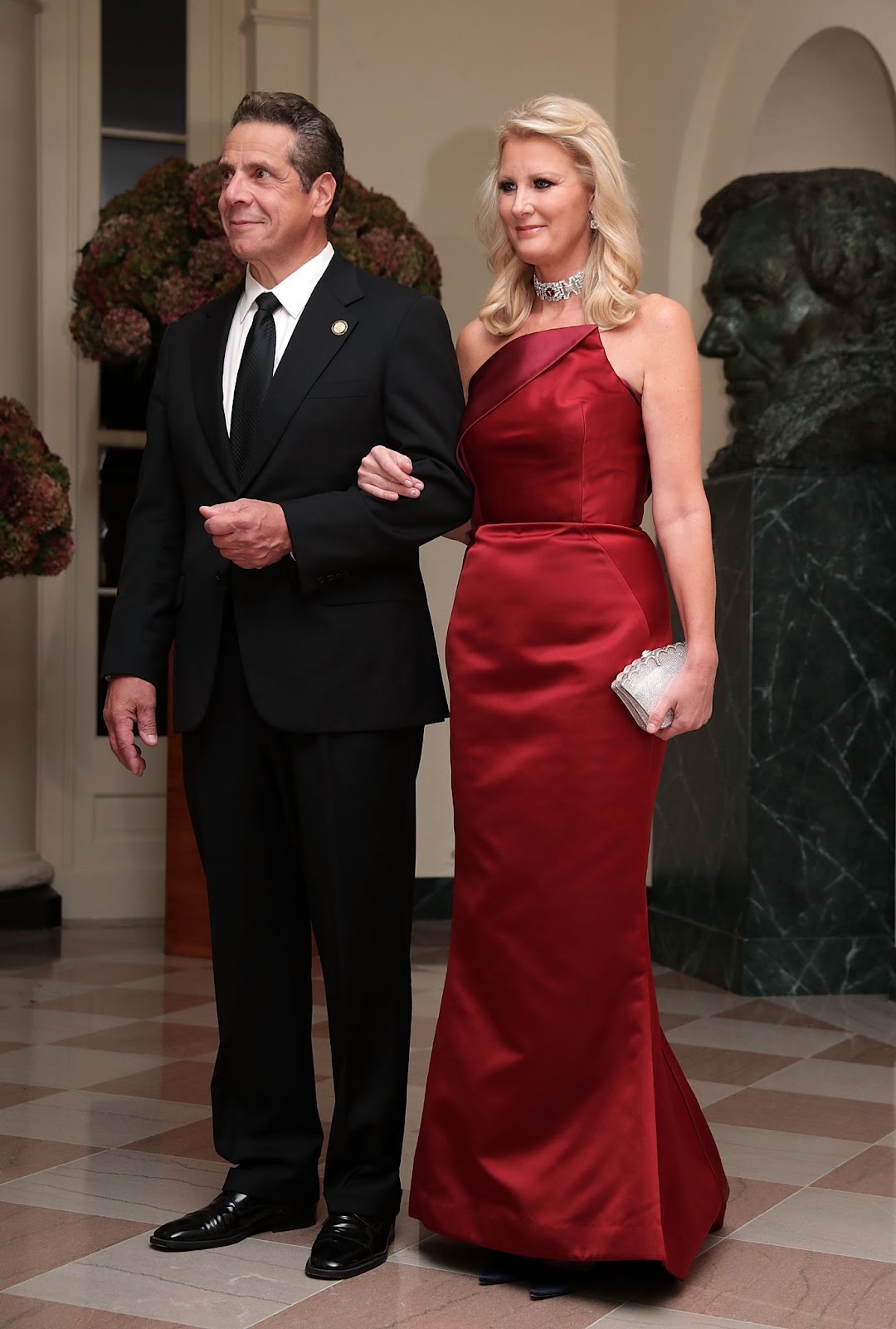 Le gouverneur de l'État de New York, Andrew Cuomo, et Sandra Lee arrivent à la Maison Blanche pour un dîner d'État, le 18 octobre 2016, à Washington. | Source : Getty Images