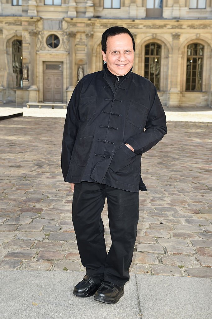 Azzedine Alaia participe au défilé Christian Dior dans le cadre de la Semaine de la mode féminine printemps/été 2015 à Paris le 26 septembre 2014 | Source: Getty Images.