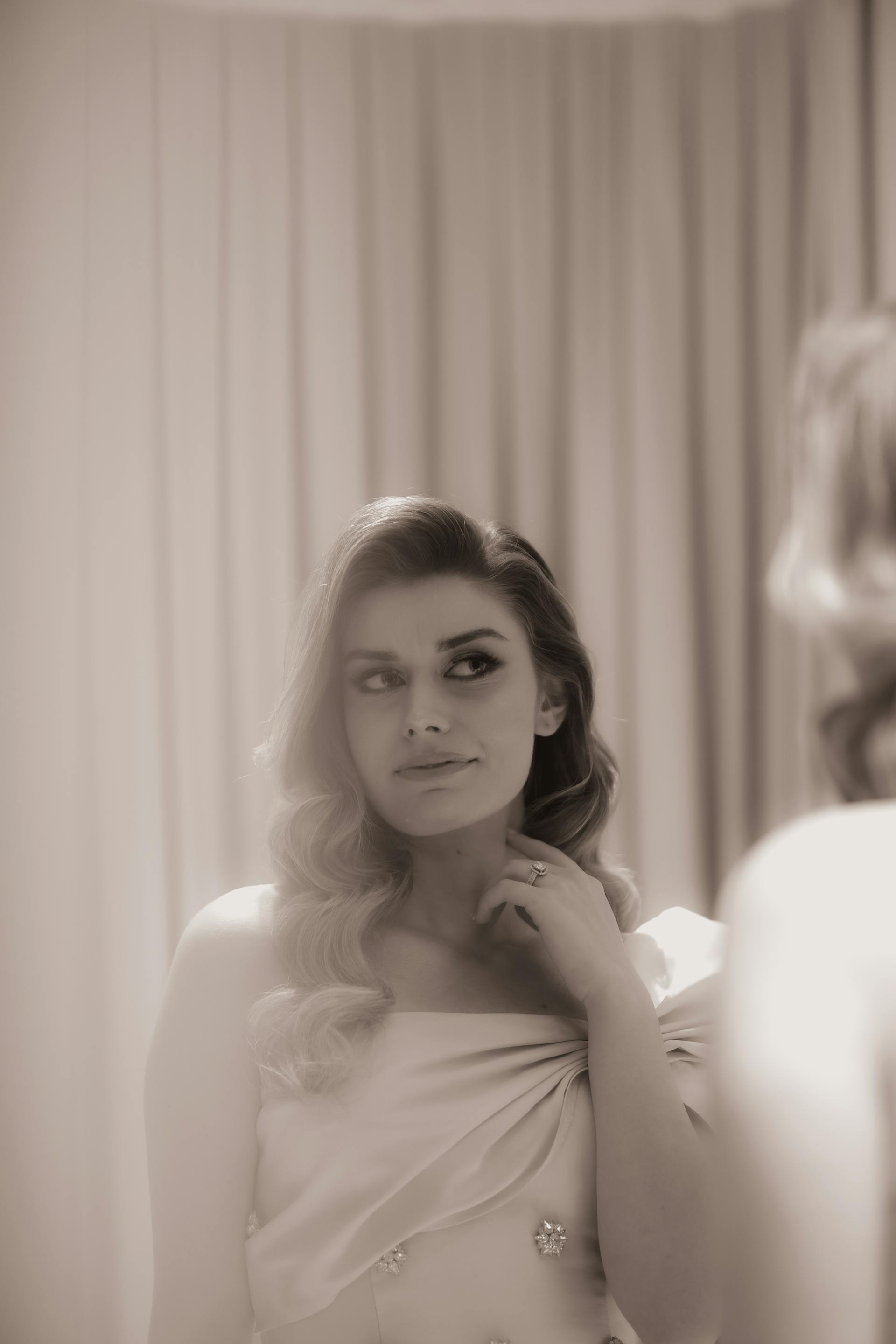 Une photo en niveaux de gris d'une mariée qui se regarde dans le miroir | Source : Pexels