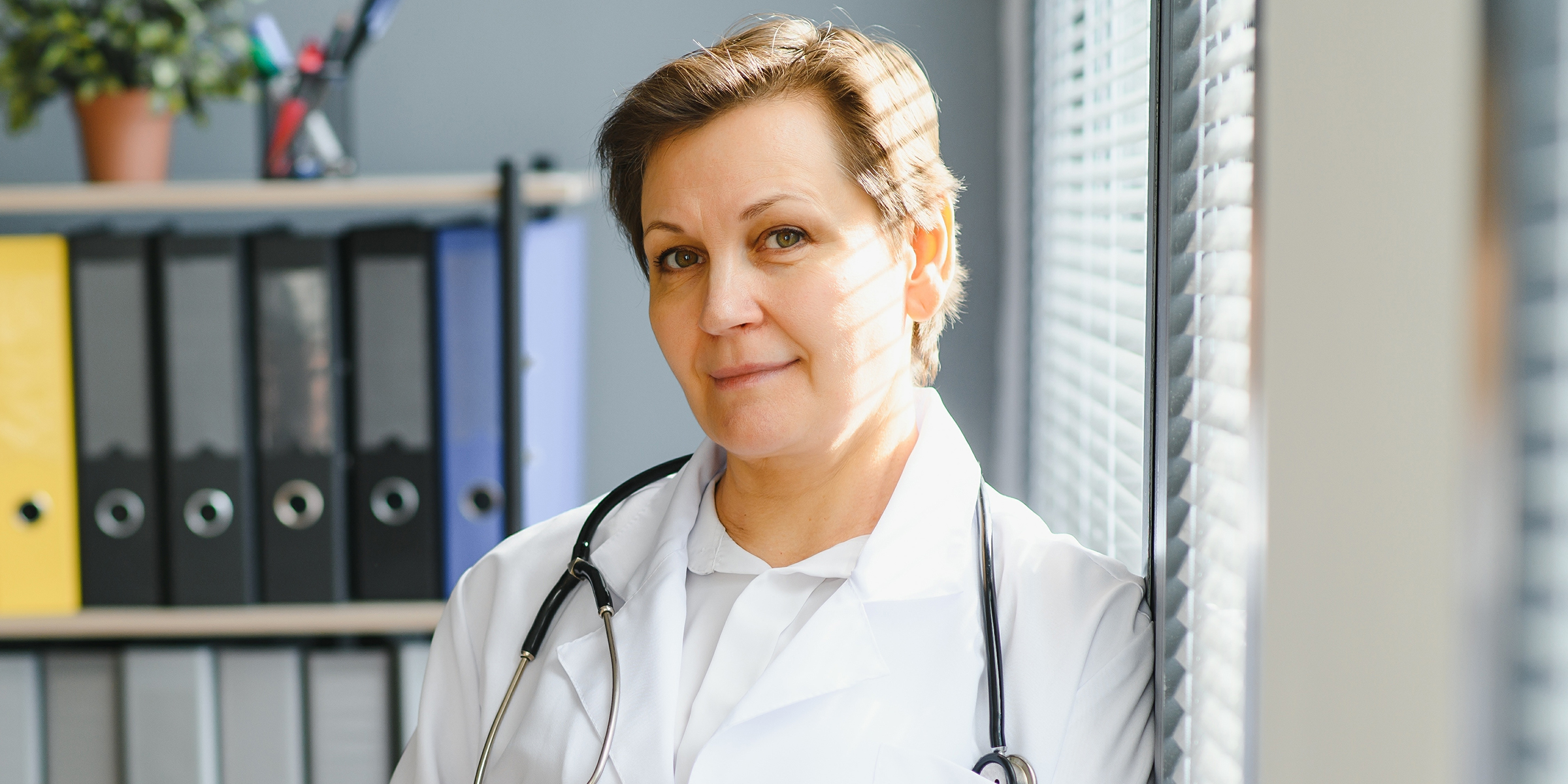 Un médecin dans son cabinet | Source : Shutterstock