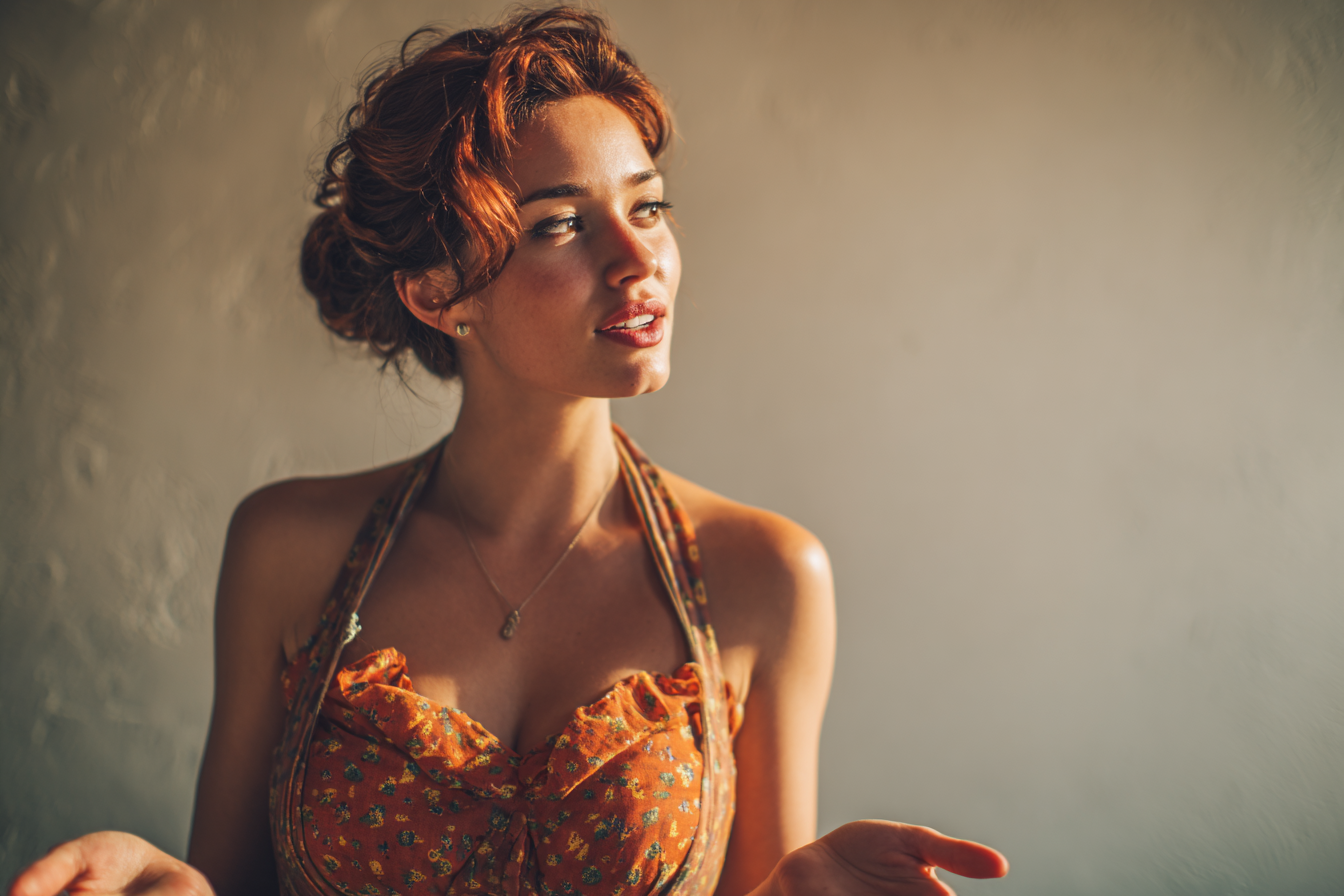 Une femme qui fait des gestes tout en parlant à quelqu'un | Source : Midjourney