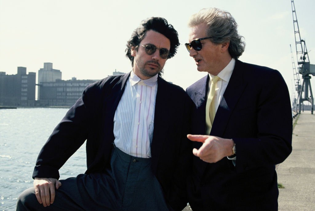 Le musicien et compositeur français Jean Michel Jarre et son père le compositeur Maurice Jarre posent ensemble à Londres, en Angleterre, le 12 avril 1988. | Photo : Getty Images.